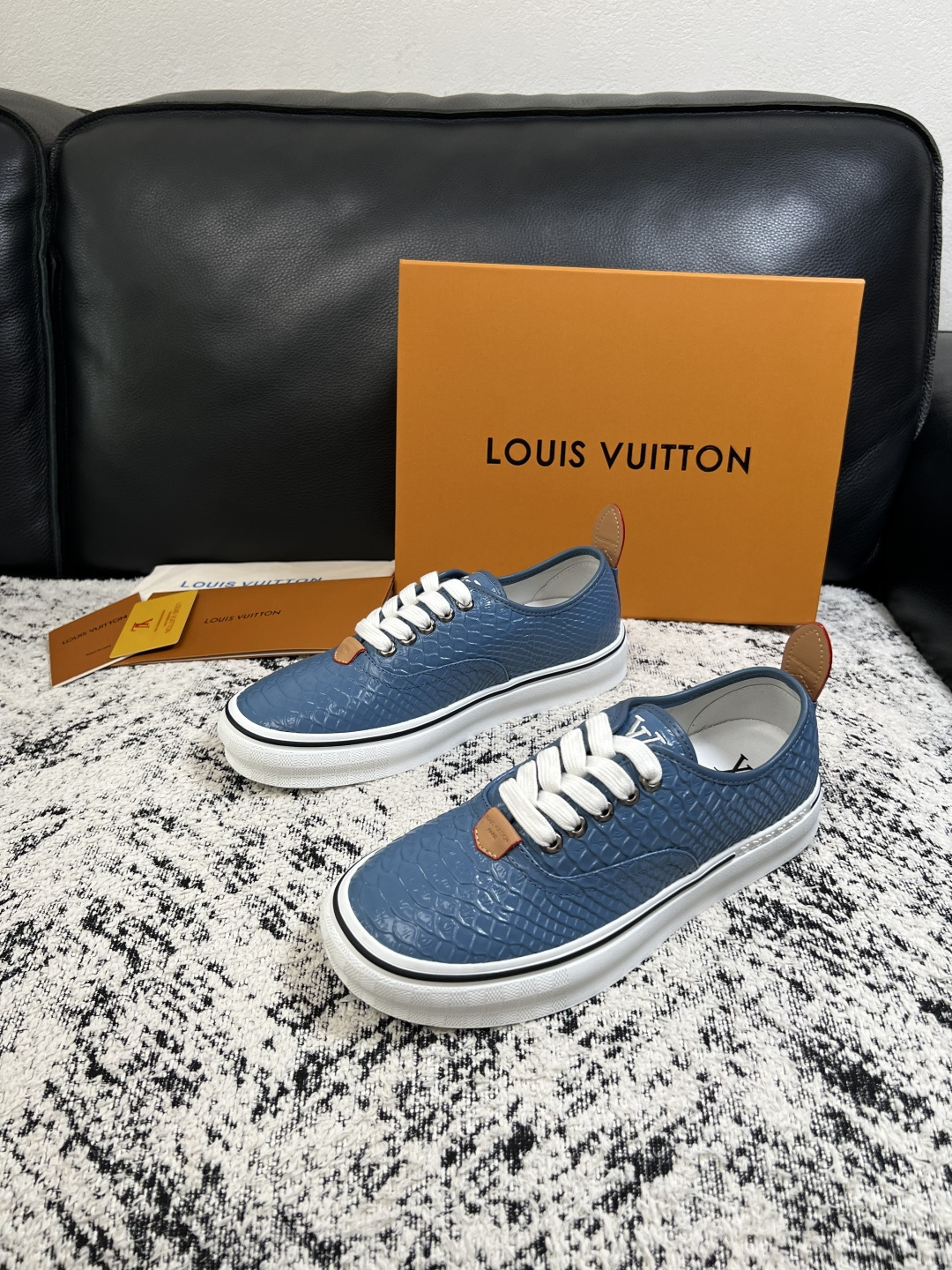 Lv  高品质  顶级工艺品  路易威登，运动板鞋专柜同步，鞋面意大利进口，高品质拼接缤纷色彩复杂工艺品，进口牛皮里垫柔