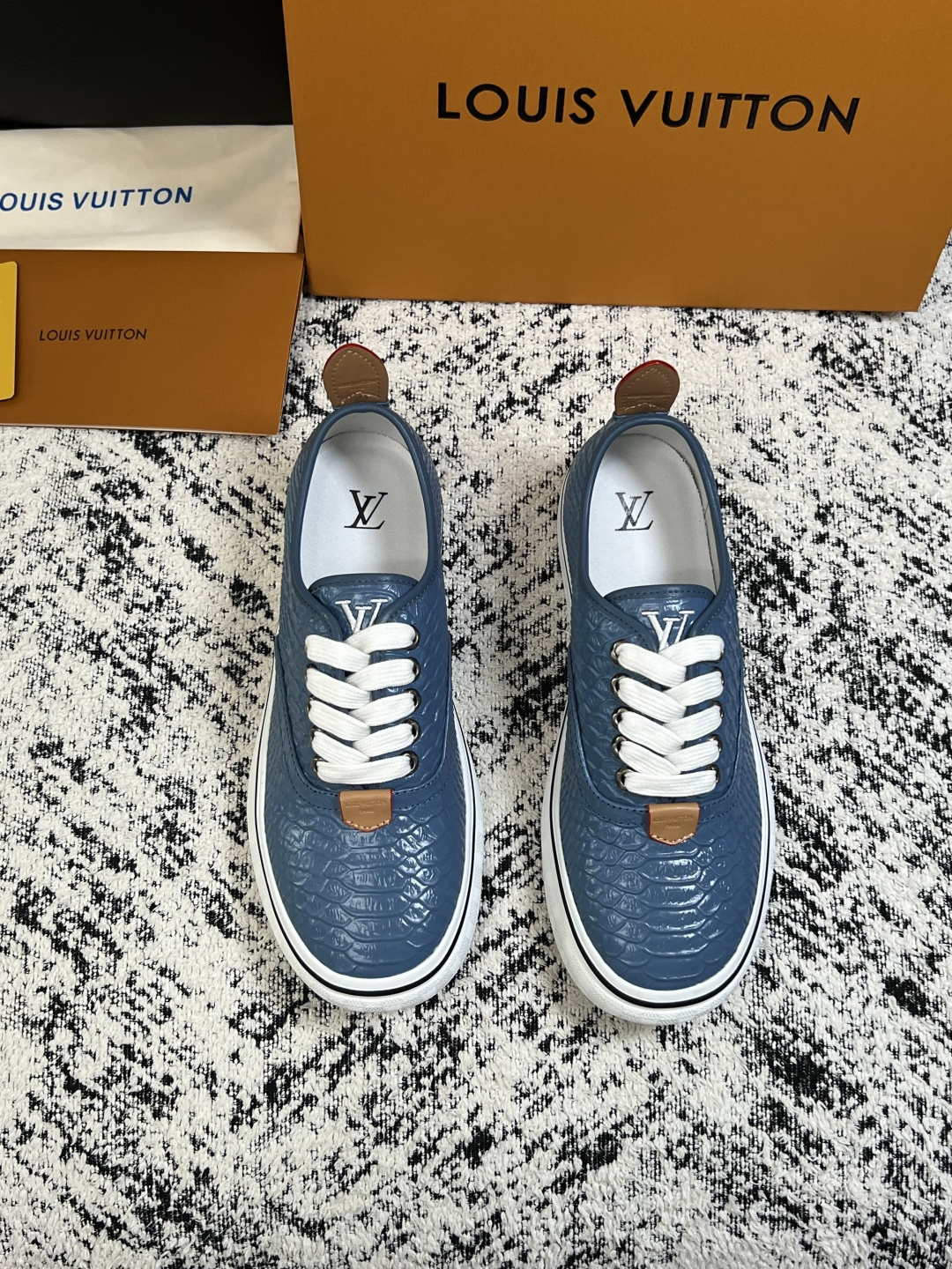 Lv  高品质  顶级工艺品  路易威登，运动板鞋专柜同步，鞋面意大利进口，高品质拼接缤纷色彩复杂工艺品，进口牛皮里垫柔