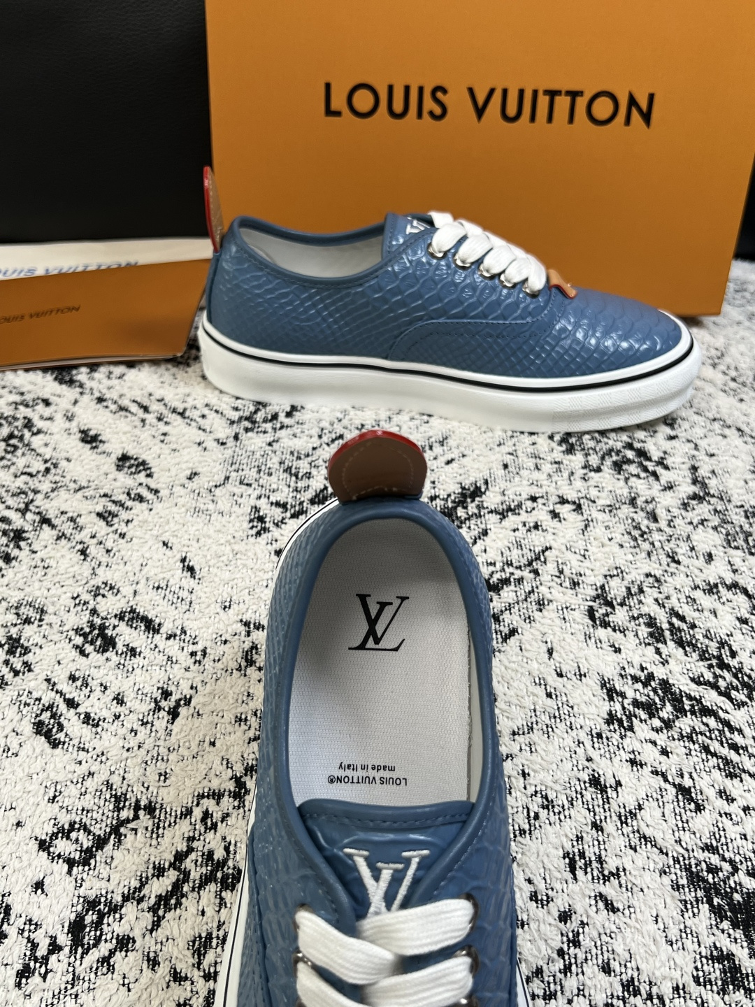 Lv  高品质  顶级工艺品  路易威登，运动板鞋专柜同步，鞋面意大利进口，高品质拼接缤纷色彩复杂工艺品，进口牛皮里垫柔