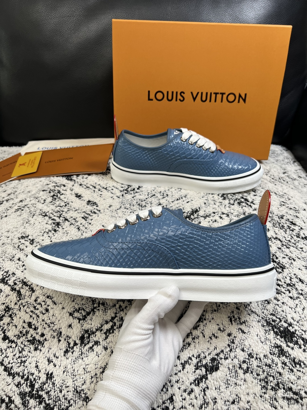 Lv  高品质  顶级工艺品  路易威登，运动板鞋专柜同步，鞋面意大利进口，高品质拼接缤纷色彩复杂工艺品，进口牛皮里垫柔