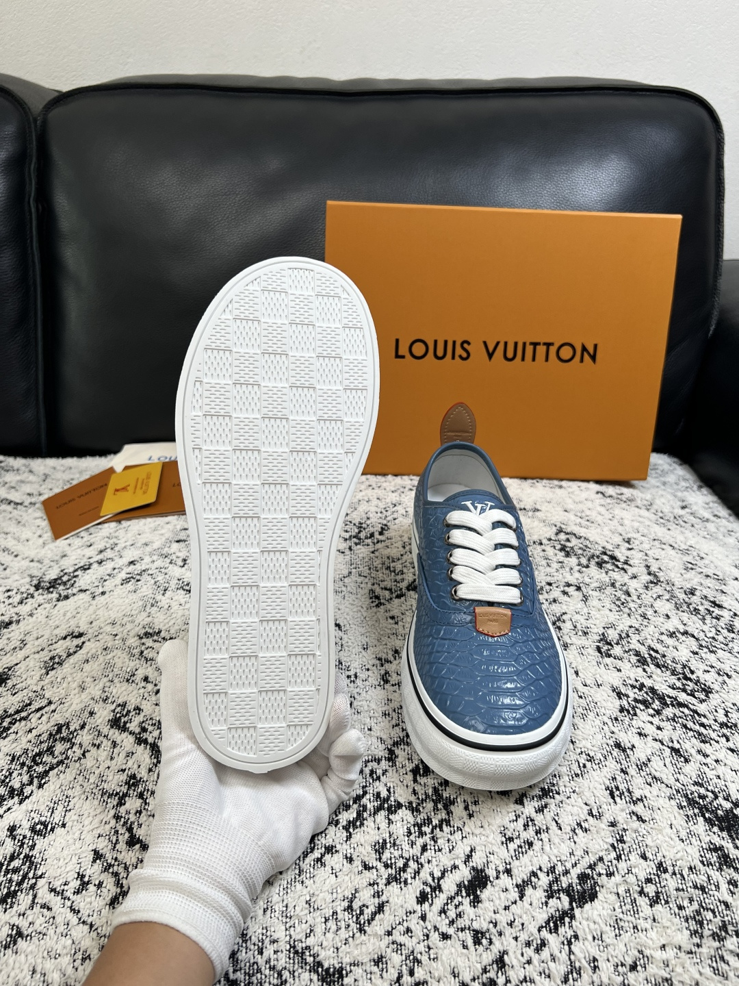 Lv  高品质  顶级工艺品  路易威登，运动板鞋专柜同步，鞋面意大利进口，高品质拼接缤纷色彩复杂工艺品，进口牛皮里垫柔