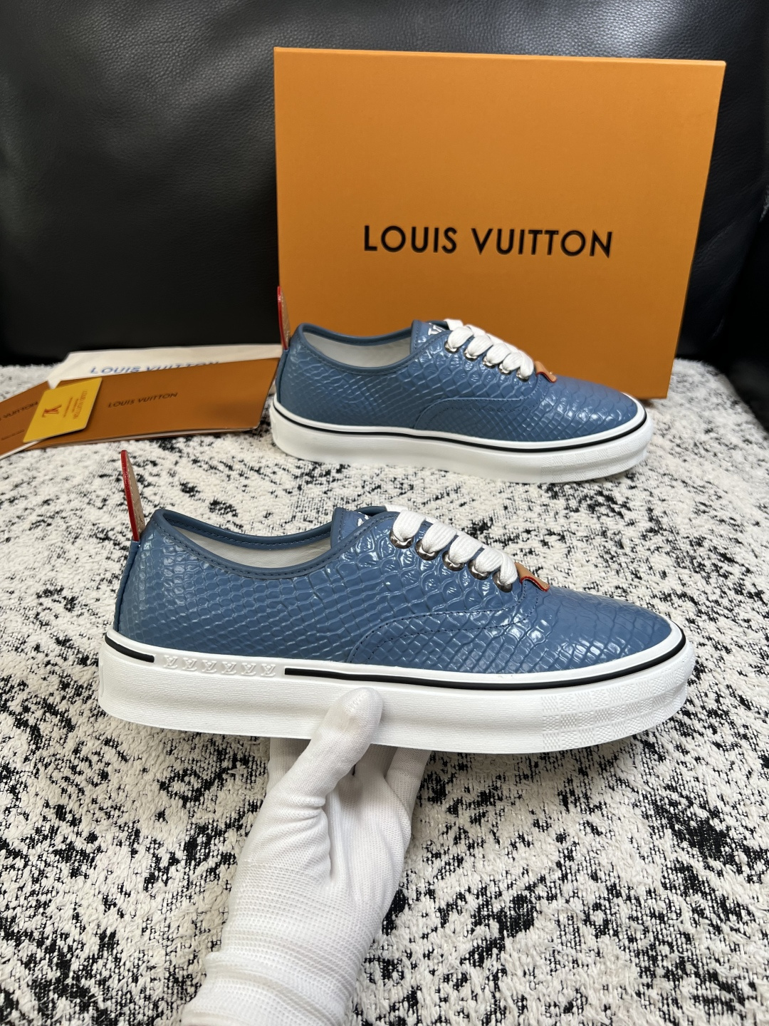 Lv  高品质  顶级工艺品  路易威登，运动板鞋专柜同步，鞋面意大利进口，高品质拼接缤纷色彩复杂工艺品，进口牛皮里垫柔