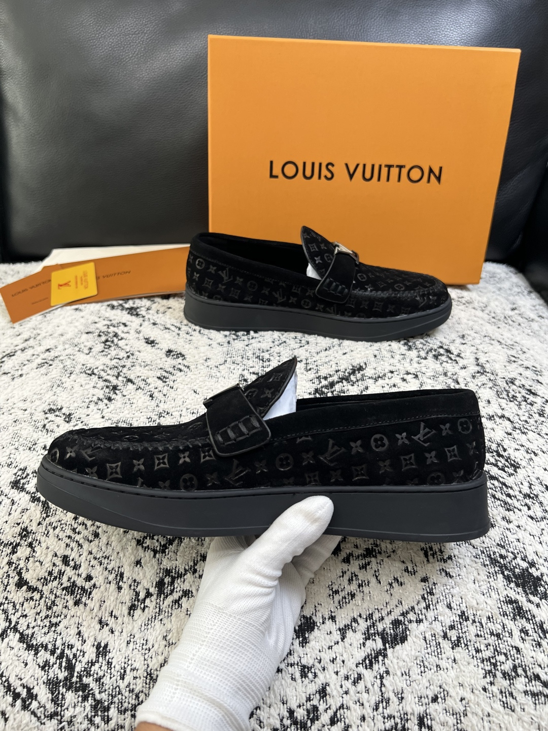 Lv  高品质  顶级工艺品  路易威登，运动板鞋专柜同步，鞋面意大利进口，高品质拼接缤纷色彩复杂工艺品，进口牛皮里垫柔