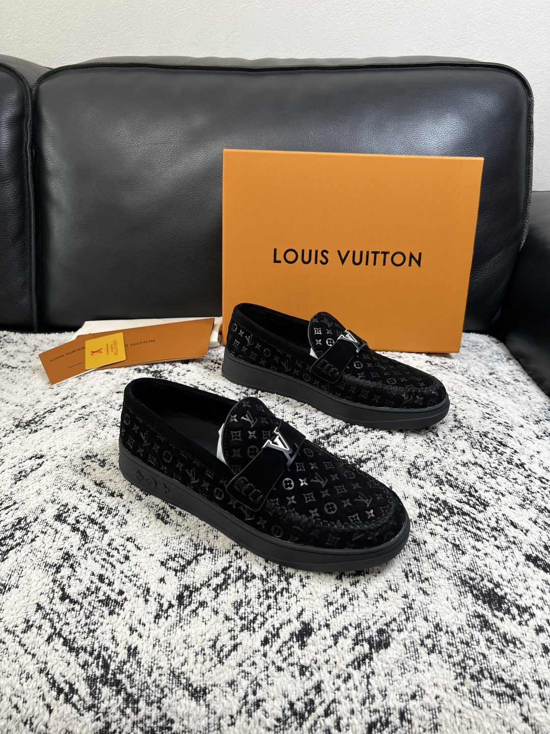 Lv  高品质  顶级工艺品  路易威登，运动板鞋专柜同步，鞋面意大利进口，高品质拼接缤纷色彩复杂工艺品，进口牛皮里垫柔
