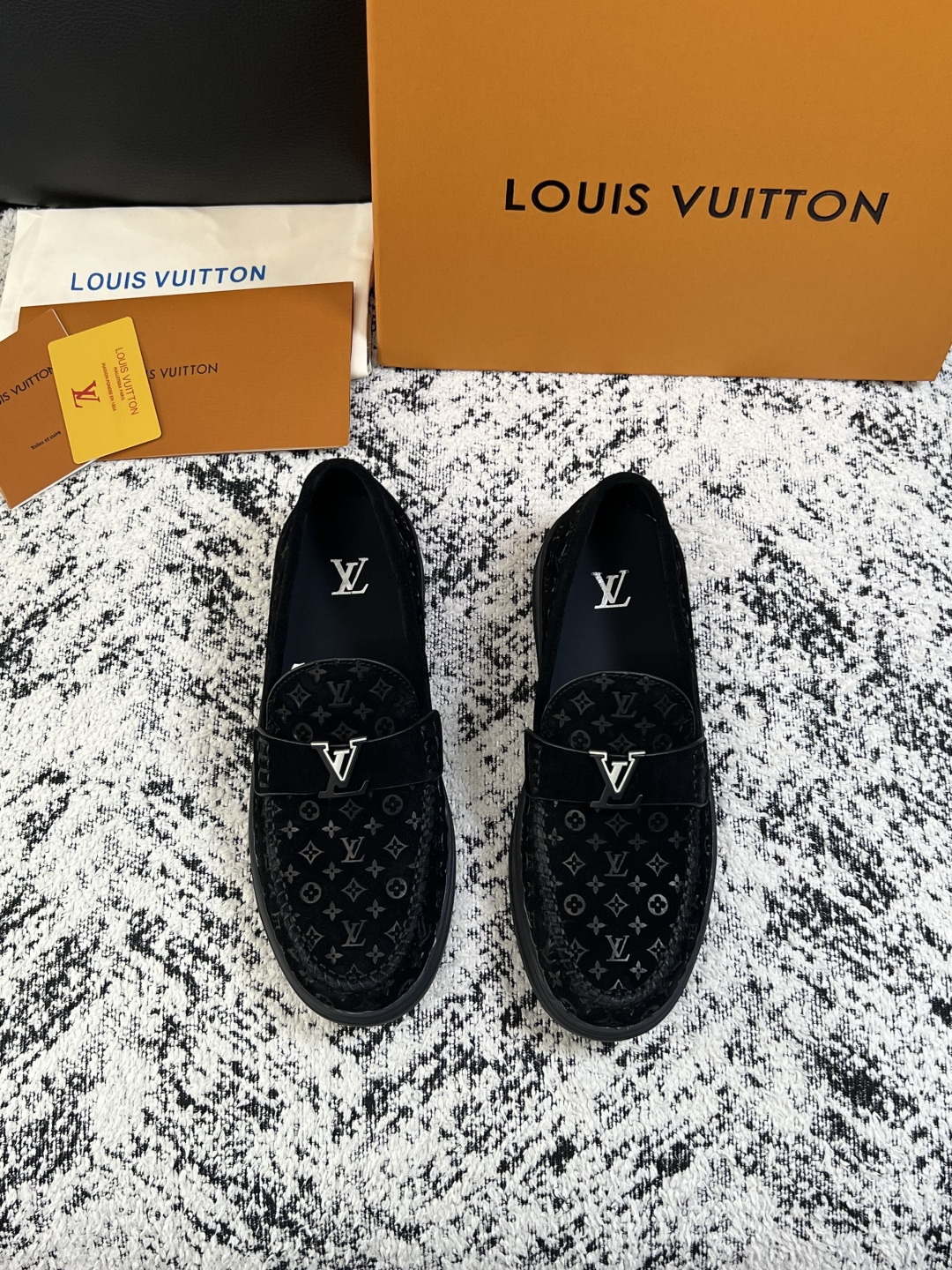 Lv  高品质  顶级工艺品  路易威登，运动板鞋专柜同步，鞋面意大利进口，高品质拼接缤纷色彩复杂工艺品，进口牛皮里垫柔