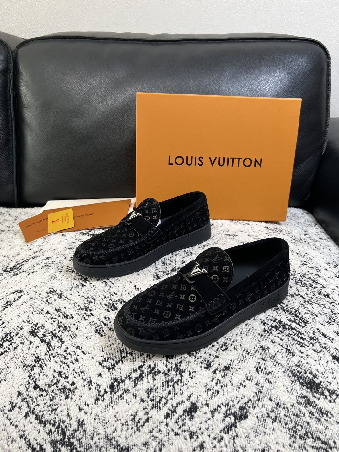 Lv  高品质  顶级工艺品  路易威登，运动板鞋专柜同步，鞋面意大利进口，高品质拼接缤纷色彩复杂工艺品，进口牛皮里垫柔