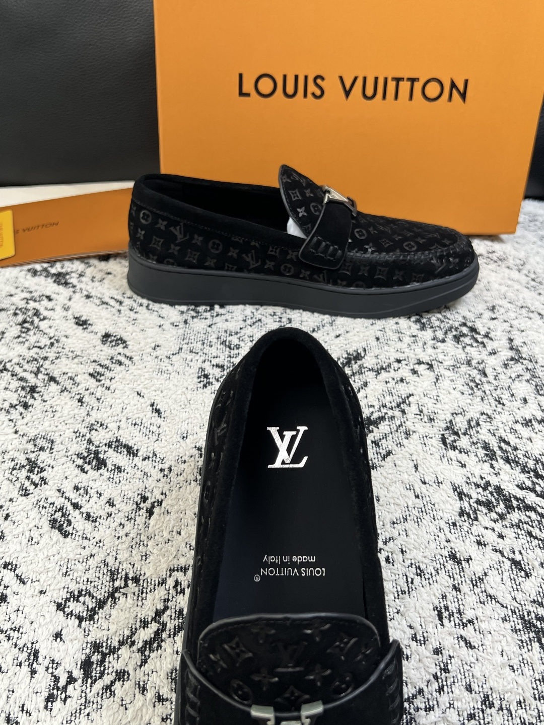 Lv  高品质  顶级工艺品  路易威登，运动板鞋专柜同步，鞋面意大利进口，高品质拼接缤纷色彩复杂工艺品，进口牛皮里垫柔