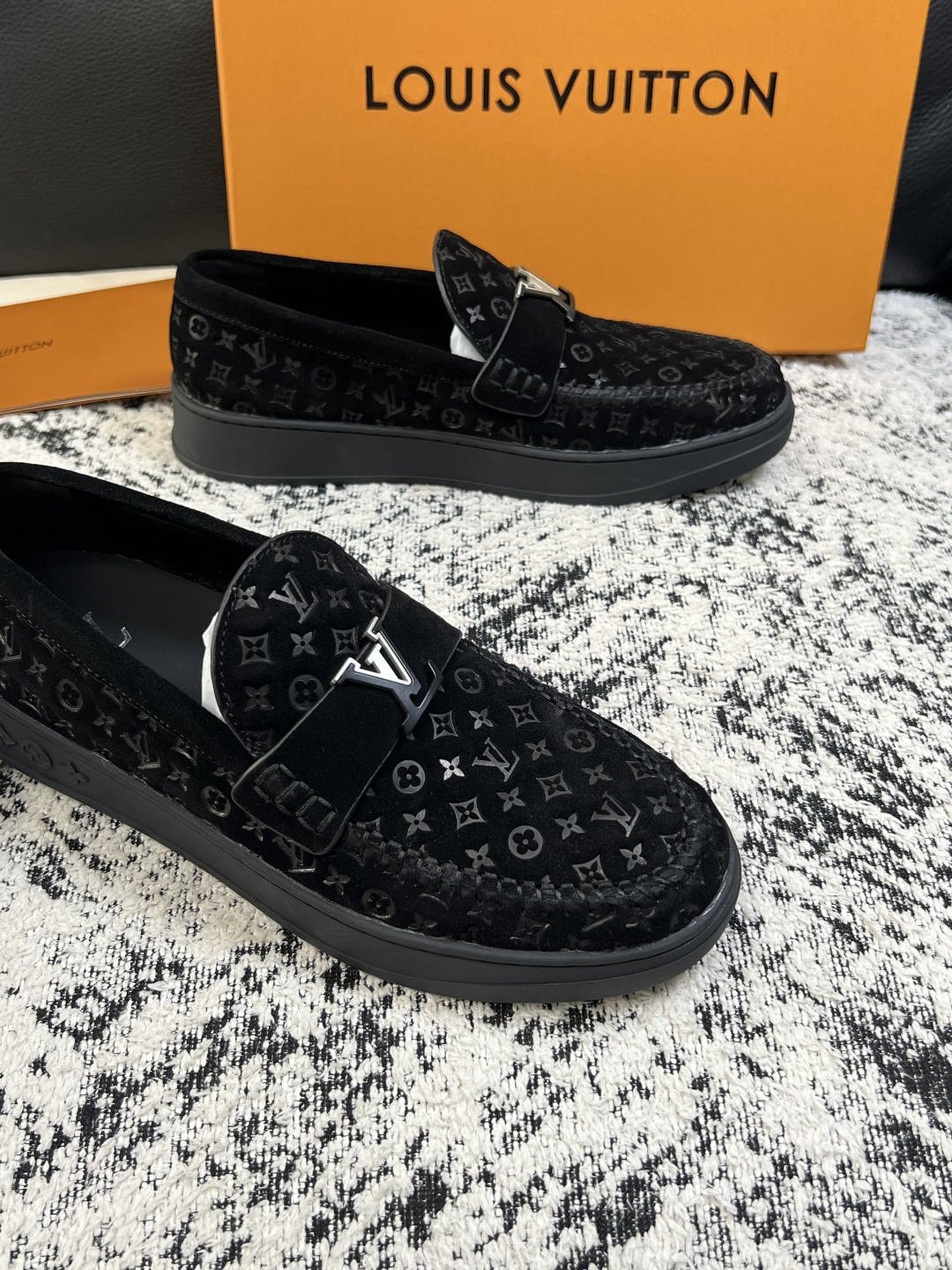 Lv  高品质  顶级工艺品  路易威登，运动板鞋专柜同步，鞋面意大利进口，高品质拼接缤纷色彩复杂工艺品，进口牛皮里垫柔