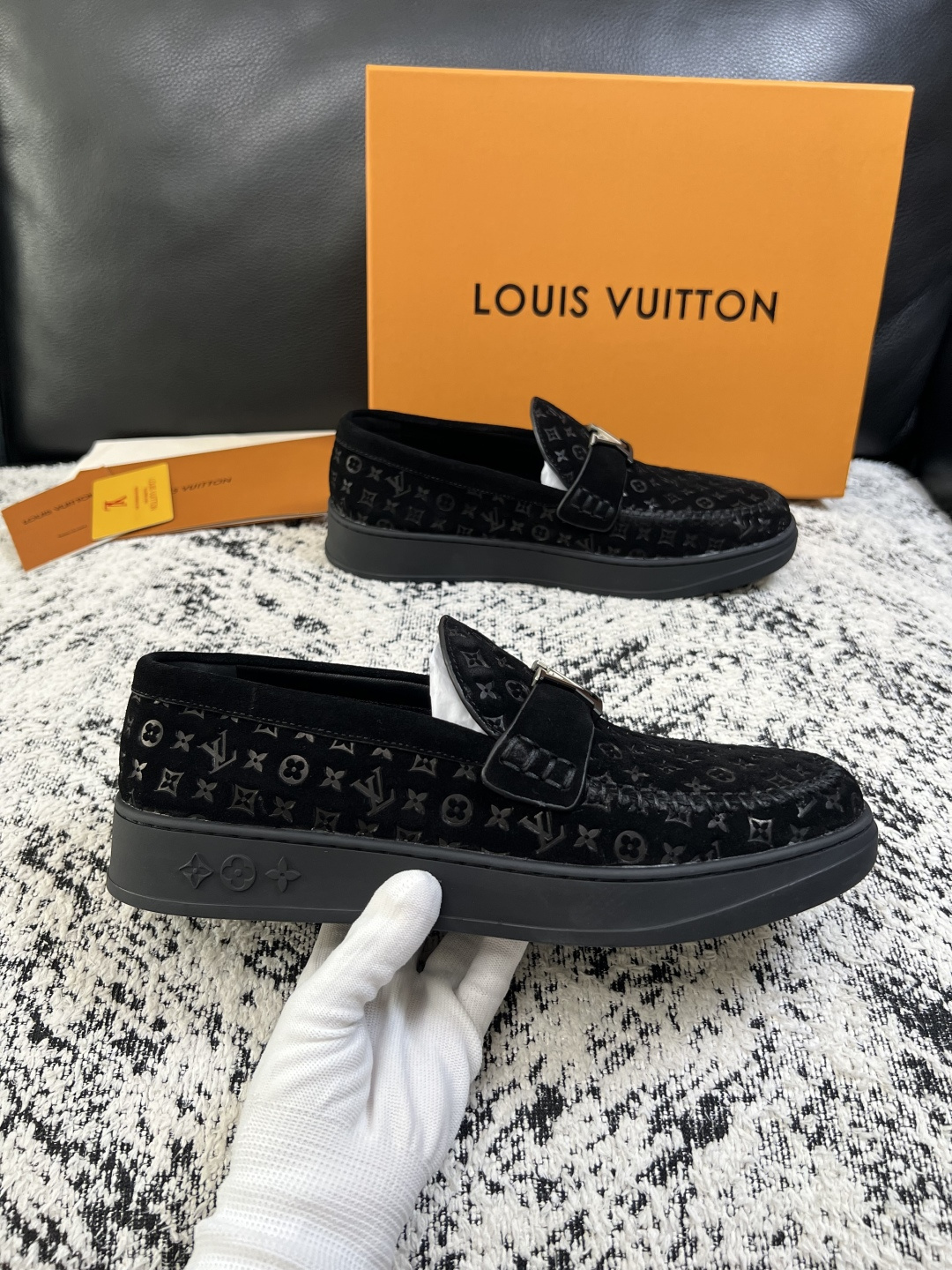 Lv  高品质  顶级工艺品  路易威登，运动板鞋专柜同步，鞋面意大利进口，高品质拼接缤纷色彩复杂工艺品，进口牛皮里垫柔