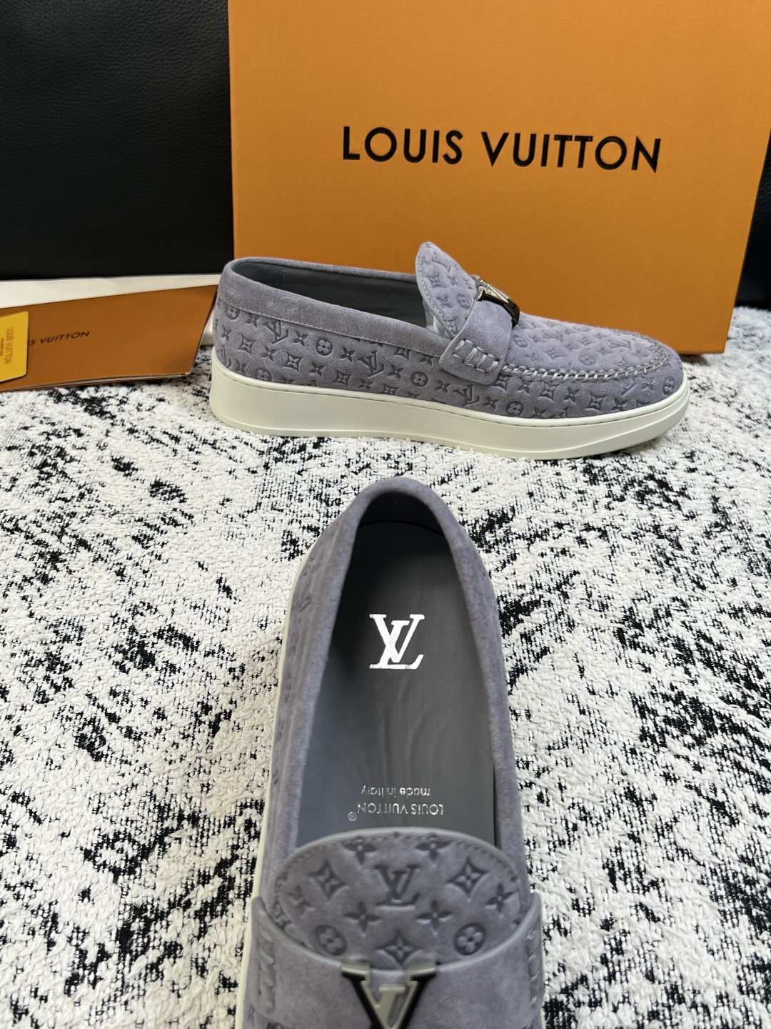 Lv  高品质  顶级工艺品  路易威登，运动板鞋专柜同步，鞋面意大利进口，高品质拼接缤纷色彩复杂工艺品，进口牛皮里垫柔