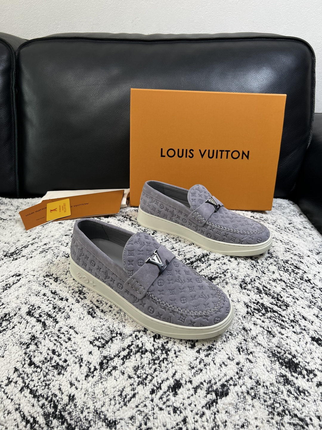 Lv  高品质  顶级工艺品  路易威登，运动板鞋专柜同步，鞋面意大利进口，高品质拼接缤纷色彩复杂工艺品，进口牛皮里垫柔