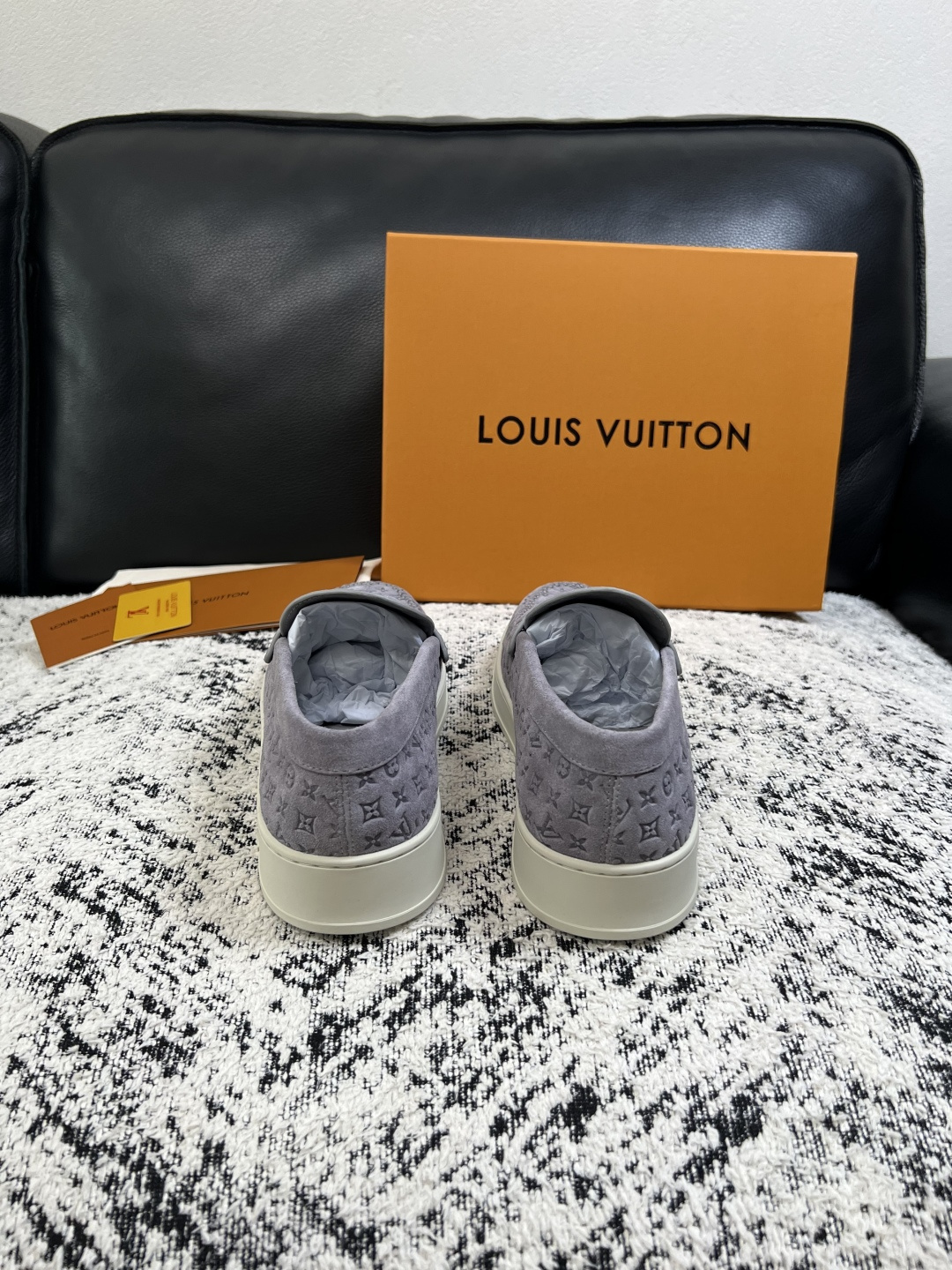 Lv  高品质  顶级工艺品  路易威登，运动板鞋专柜同步，鞋面意大利进口，高品质拼接缤纷色彩复杂工艺品，进口牛皮里垫柔
