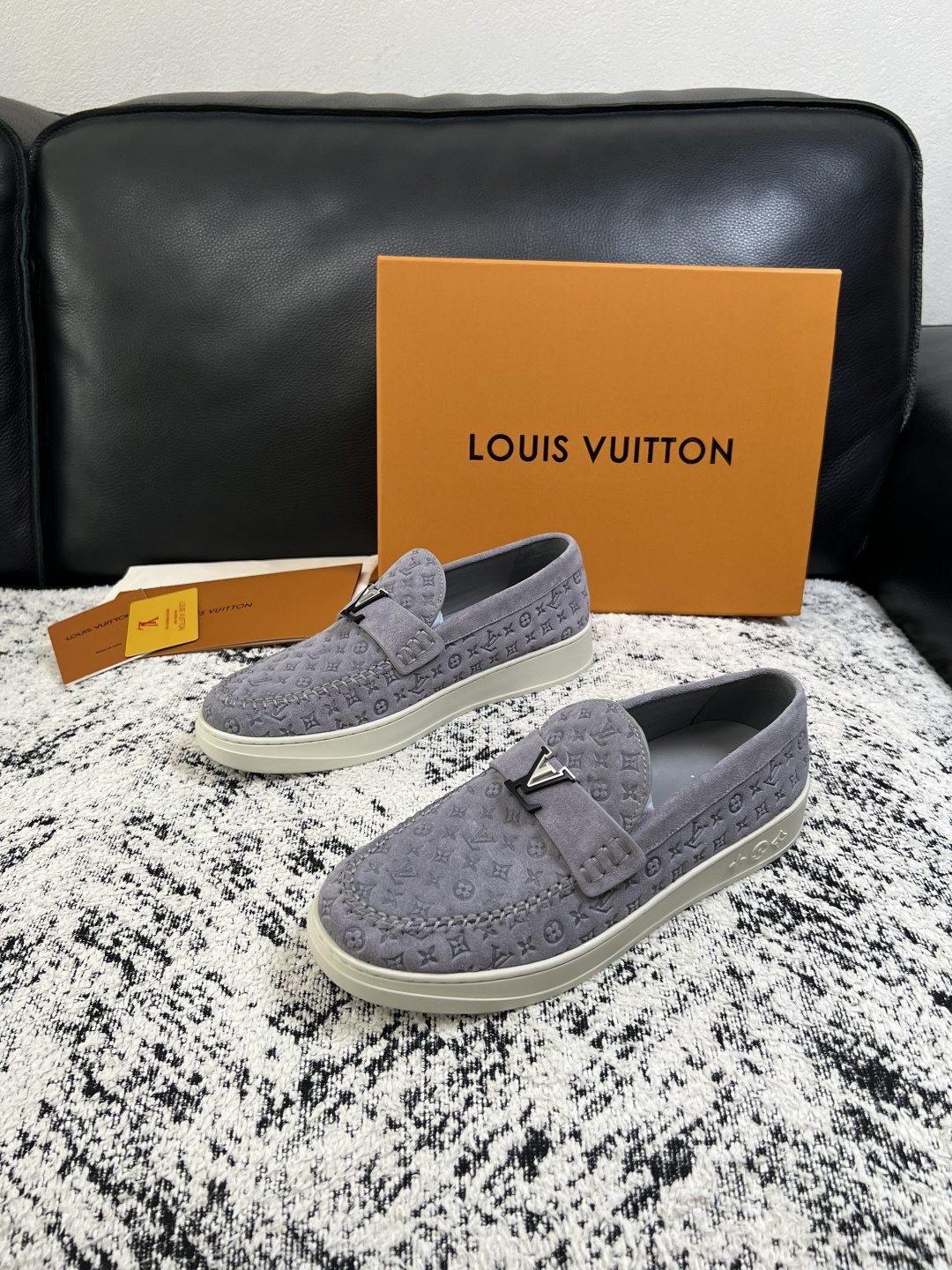 Lv  高品质  顶级工艺品  路易威登，运动板鞋专柜同步，鞋面意大利进口，高品质拼接缤纷色彩复杂工艺品，进口牛皮里垫柔