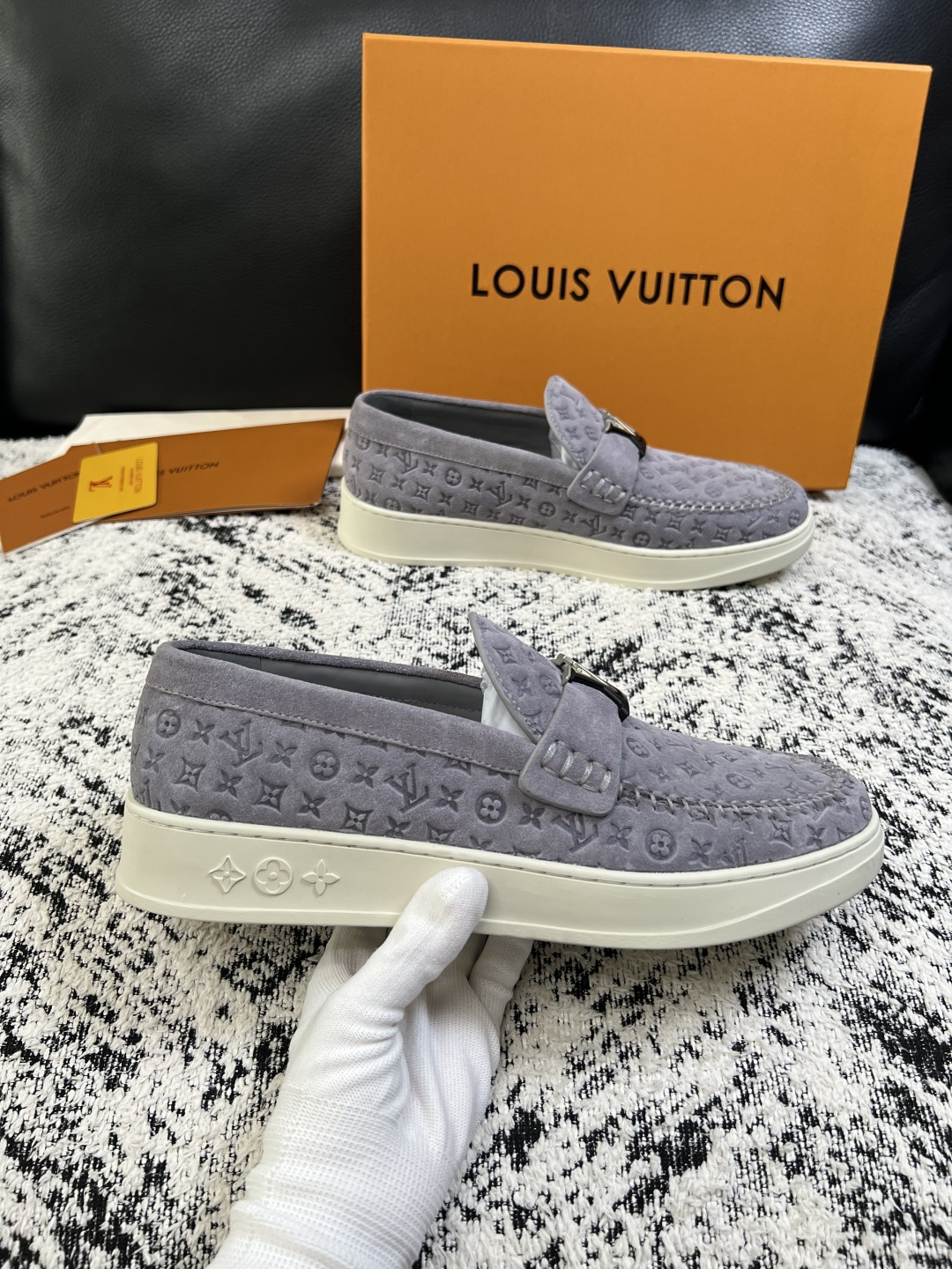 Lv  高品质  顶级工艺品  路易威登，运动板鞋专柜同步，鞋面意大利进口，高品质拼接缤纷色彩复杂工艺品，进口牛皮里垫柔
