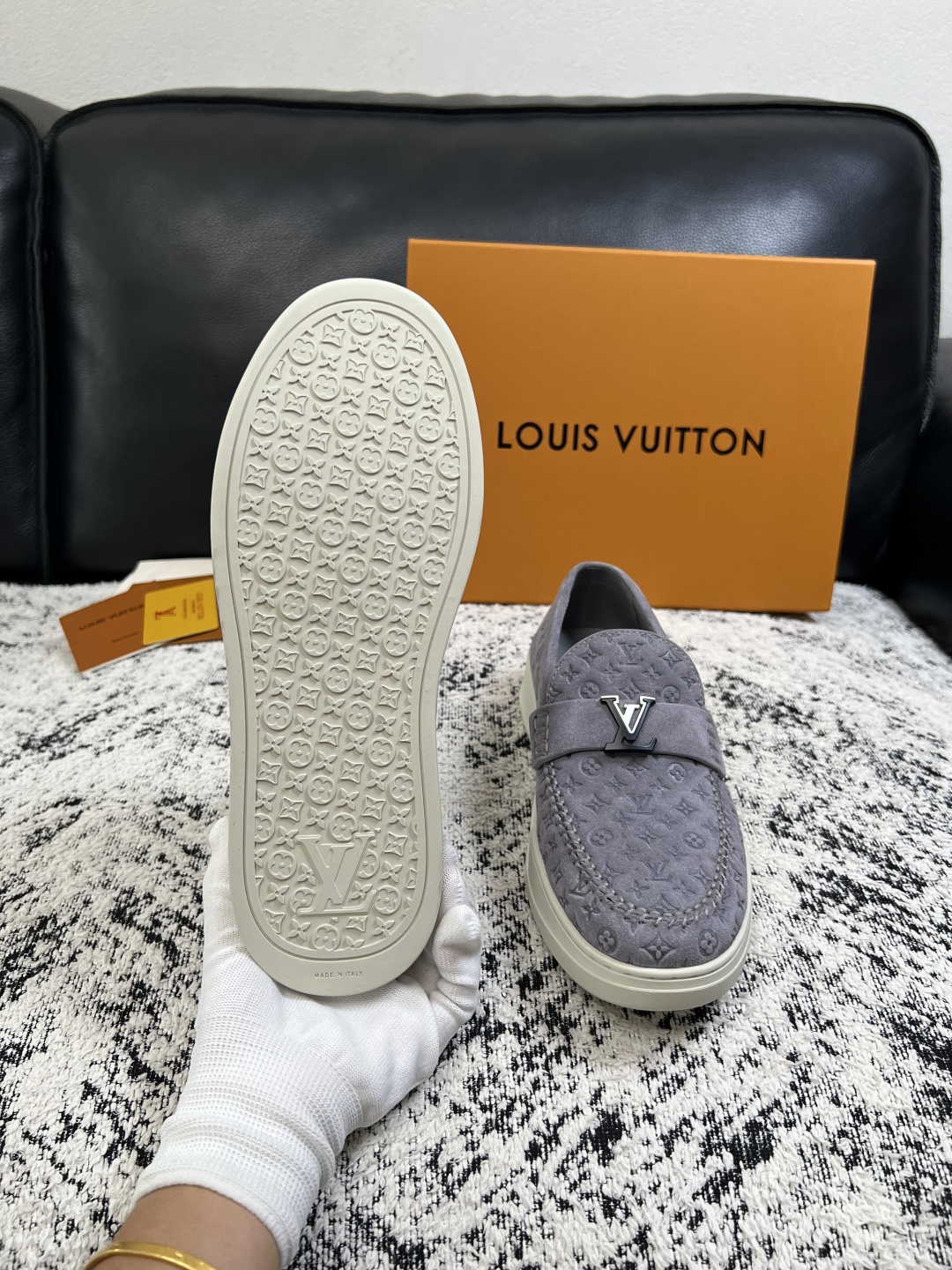 Lv  高品质  顶级工艺品  路易威登，运动板鞋专柜同步，鞋面意大利进口，高品质拼接缤纷色彩复杂工艺品，进口牛皮里垫柔