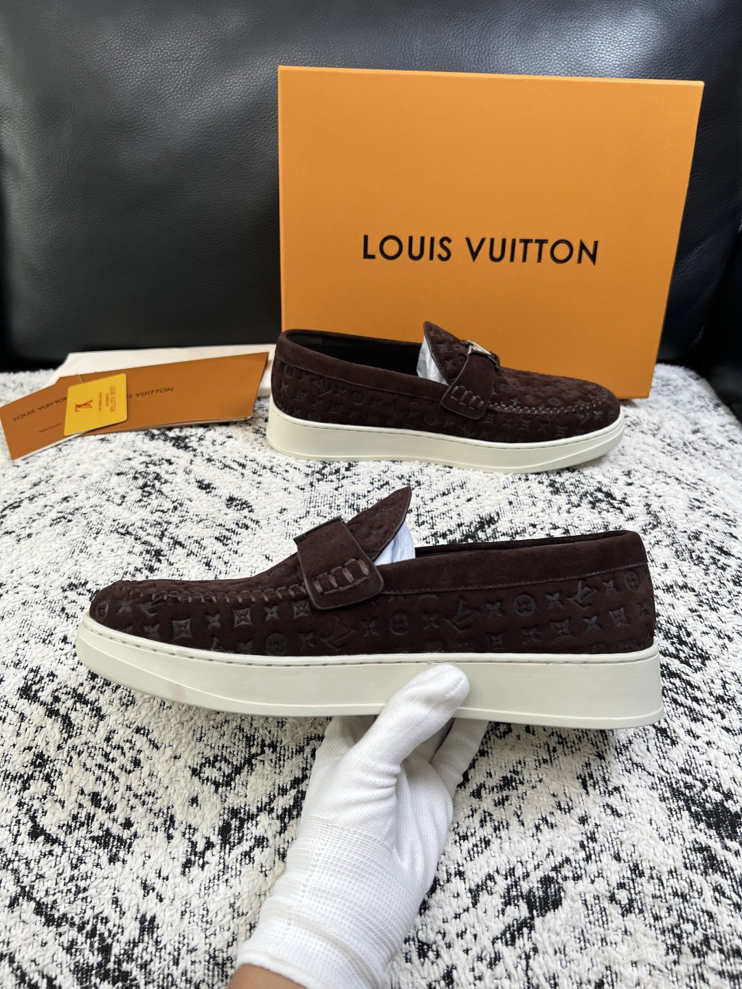 Lv  高品质  顶级工艺品  路易威登，运动板鞋专柜同步，鞋面意大利进口，高品质拼接缤纷色彩复杂工艺品，进口牛皮里垫柔