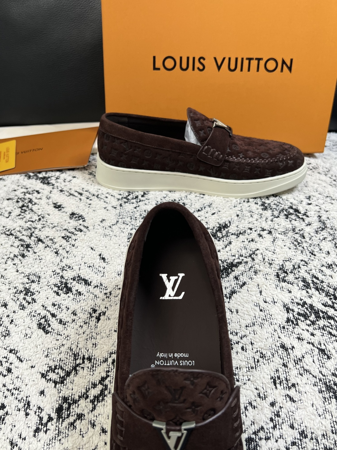 Lv  高品质  顶级工艺品  路易威登，运动板鞋专柜同步，鞋面意大利进口，高品质拼接缤纷色彩复杂工艺品，进口牛皮里垫柔