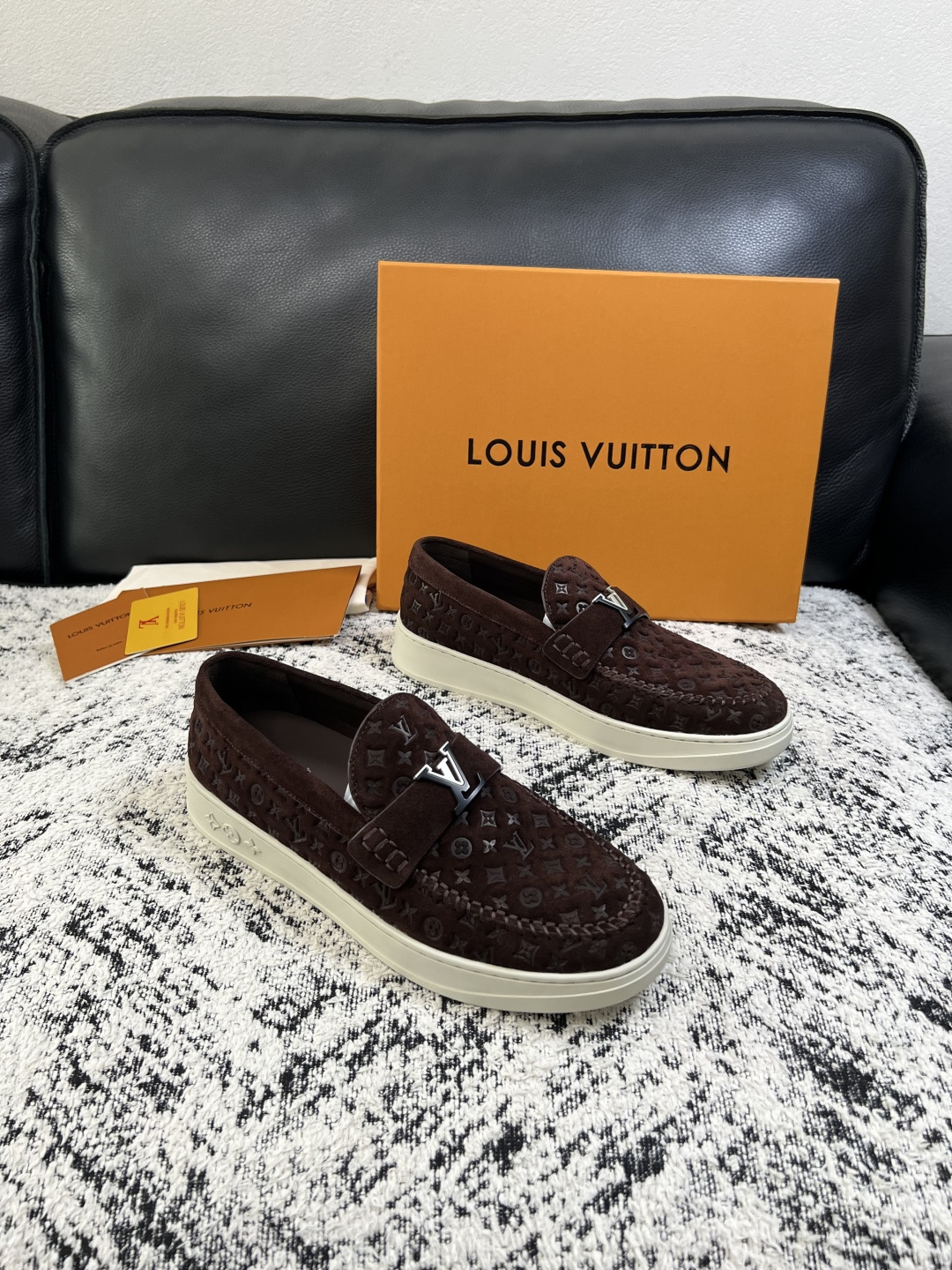 Lv  高品质  顶级工艺品  路易威登，运动板鞋专柜同步，鞋面意大利进口，高品质拼接缤纷色彩复杂工艺品，进口牛皮里垫柔