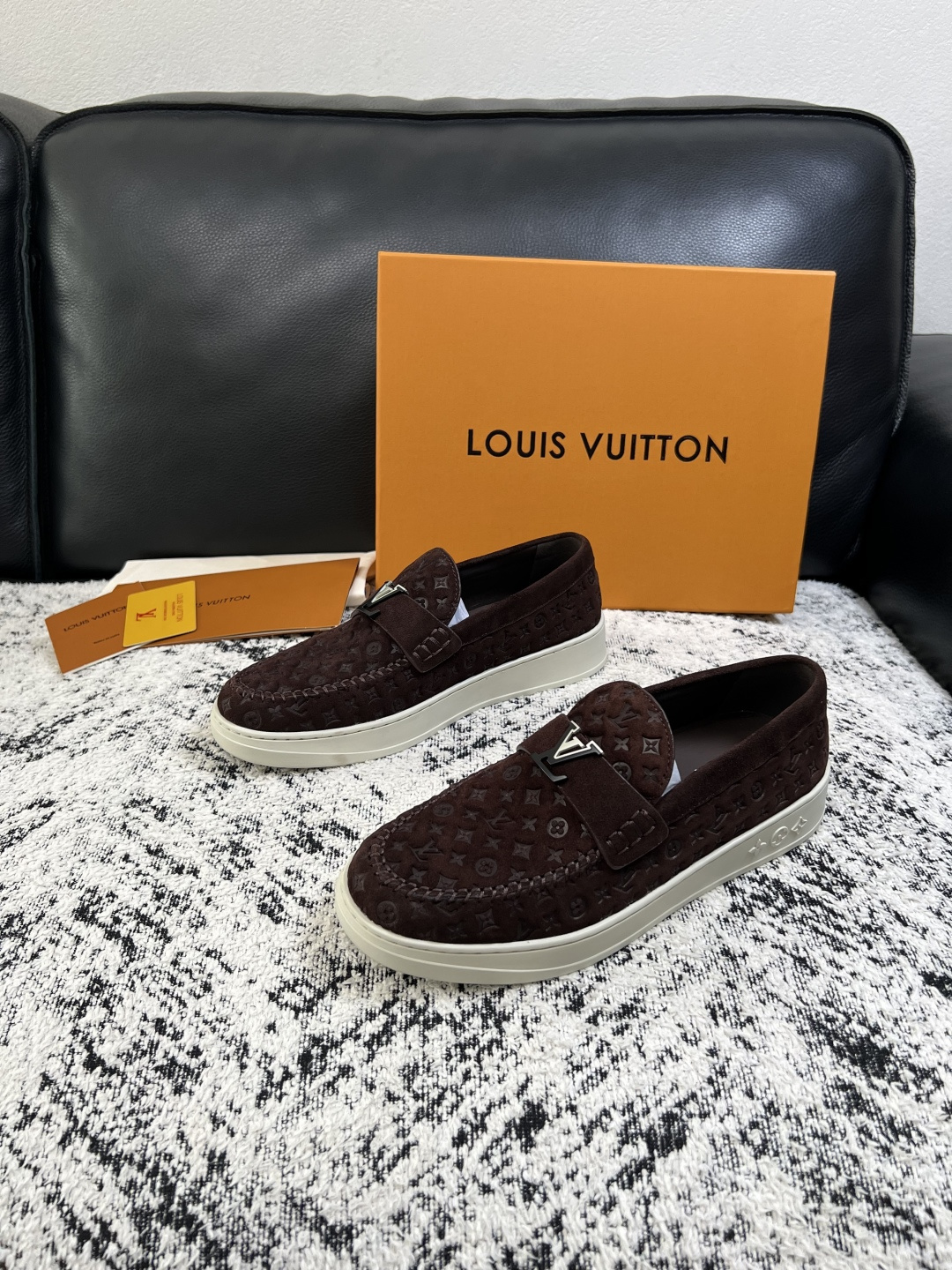 Lv  高品质  顶级工艺品  路易威登，运动板鞋专柜同步，鞋面意大利进口，高品质拼接缤纷色彩复杂工艺品，进口牛皮里垫柔