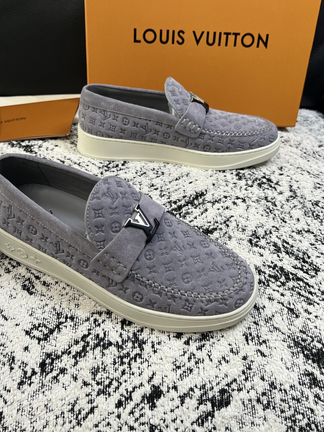 Lv  高品质  顶级工艺品  路易威登，运动板鞋专柜同步，鞋面意大利进口，高品质拼接缤纷色彩复杂工艺品，进口牛皮里垫柔