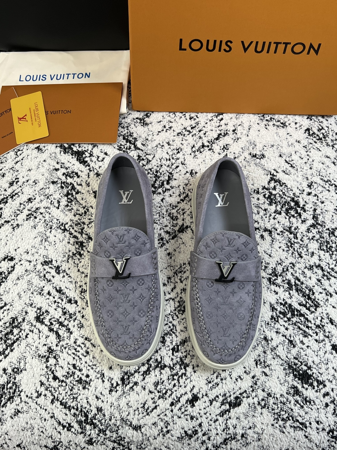 Lv  高品质  顶级工艺品  路易威登，运动板鞋专柜同步，鞋面意大利进口，高品质拼接缤纷色彩复杂工艺品，进口牛皮里垫柔
