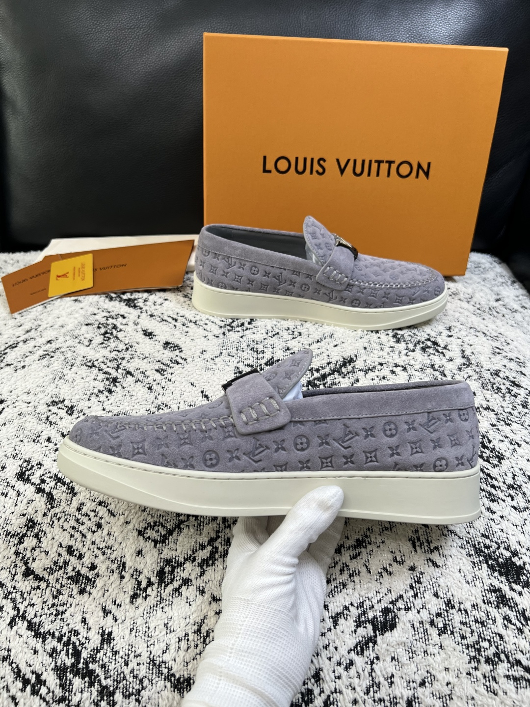 Lv  高品质  顶级工艺品  路易威登，运动板鞋专柜同步，鞋面意大利进口，高品质拼接缤纷色彩复杂工艺品，进口牛皮里垫柔