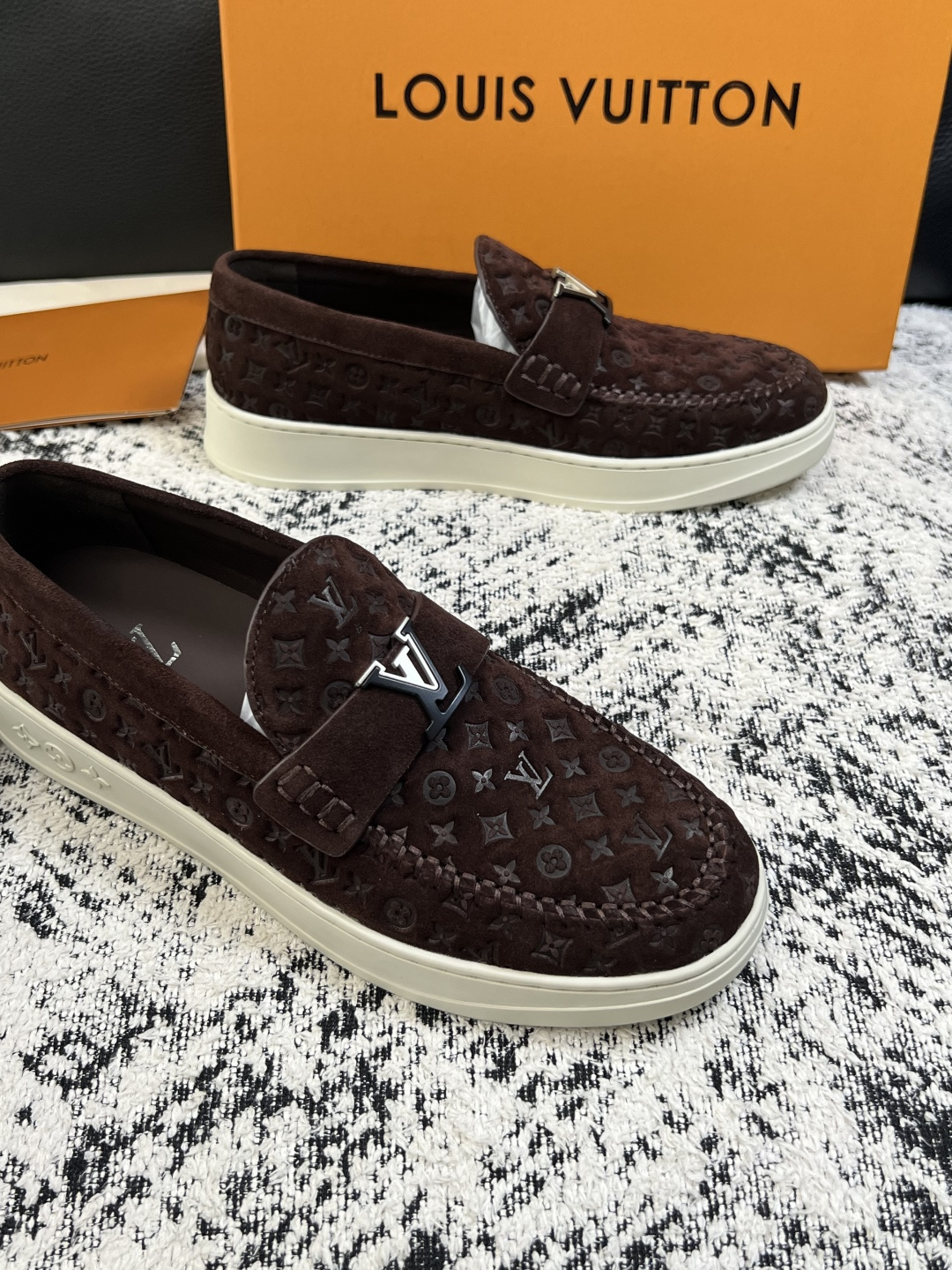 Lv  高品质  顶级工艺品  路易威登，运动板鞋专柜同步，鞋面意大利进口，高品质拼接缤纷色彩复杂工艺品，进口牛皮里垫柔