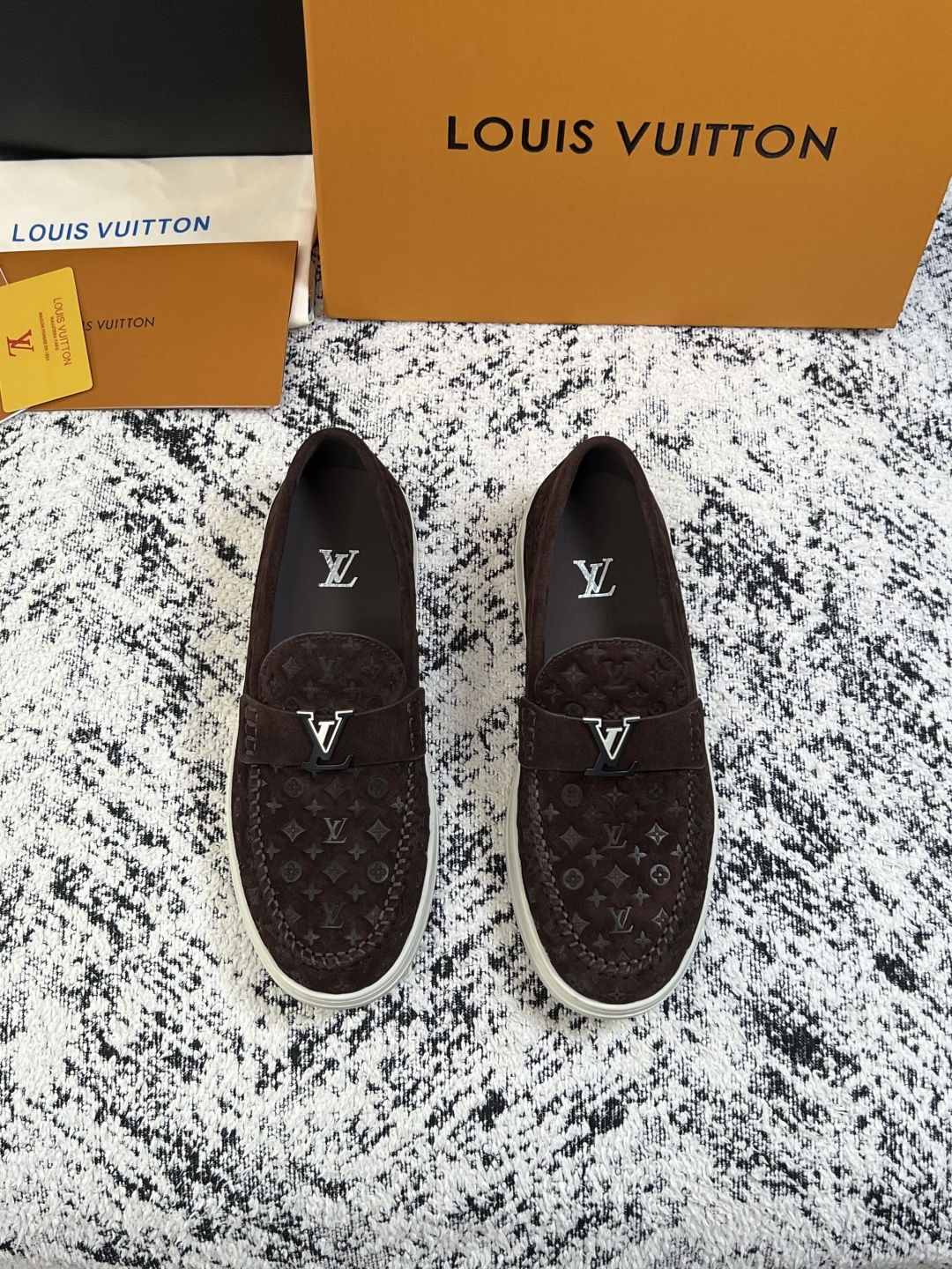 Lv  高品质  顶级工艺品  路易威登，运动板鞋专柜同步，鞋面意大利进口，高品质拼接缤纷色彩复杂工艺品，进口牛皮里垫柔