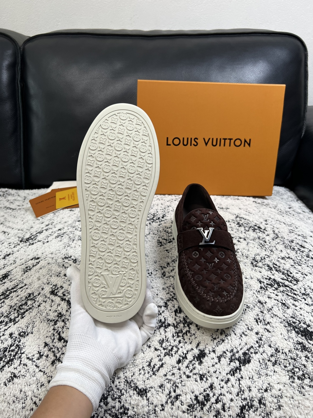 Lv  高品质  顶级工艺品  路易威登，运动板鞋专柜同步，鞋面意大利进口，高品质拼接缤纷色彩复杂工艺品，进口牛皮里垫柔