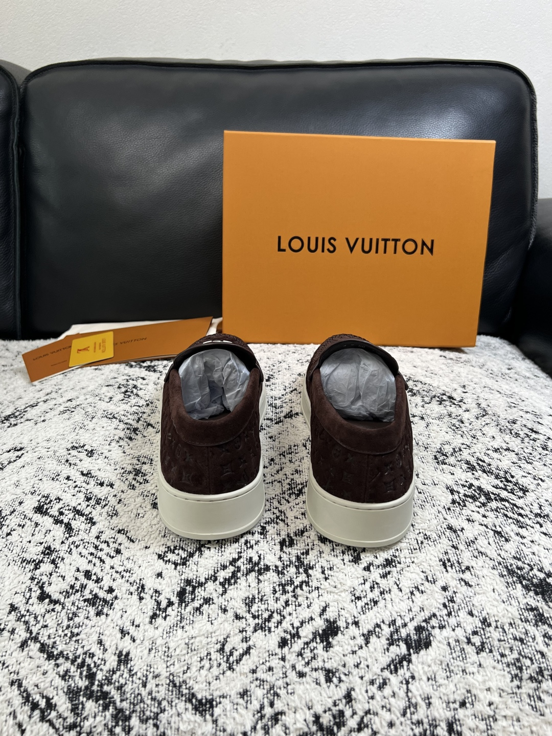 Lv  高品质  顶级工艺品  路易威登，运动板鞋专柜同步，鞋面意大利进口，高品质拼接缤纷色彩复杂工艺品，进口牛皮里垫柔