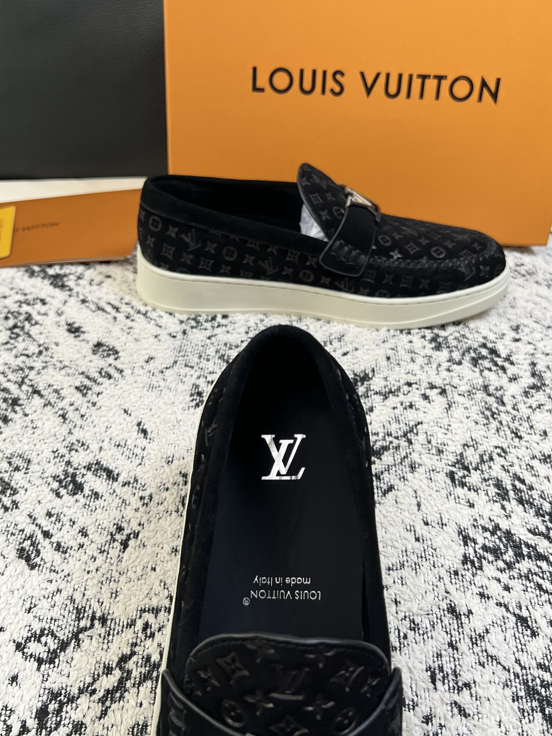 Lv  高品质  顶级工艺品  路易威登，运动板鞋专柜同步，鞋面意大利进口，高品质拼接缤纷色彩复杂工艺品，进口牛皮里垫柔