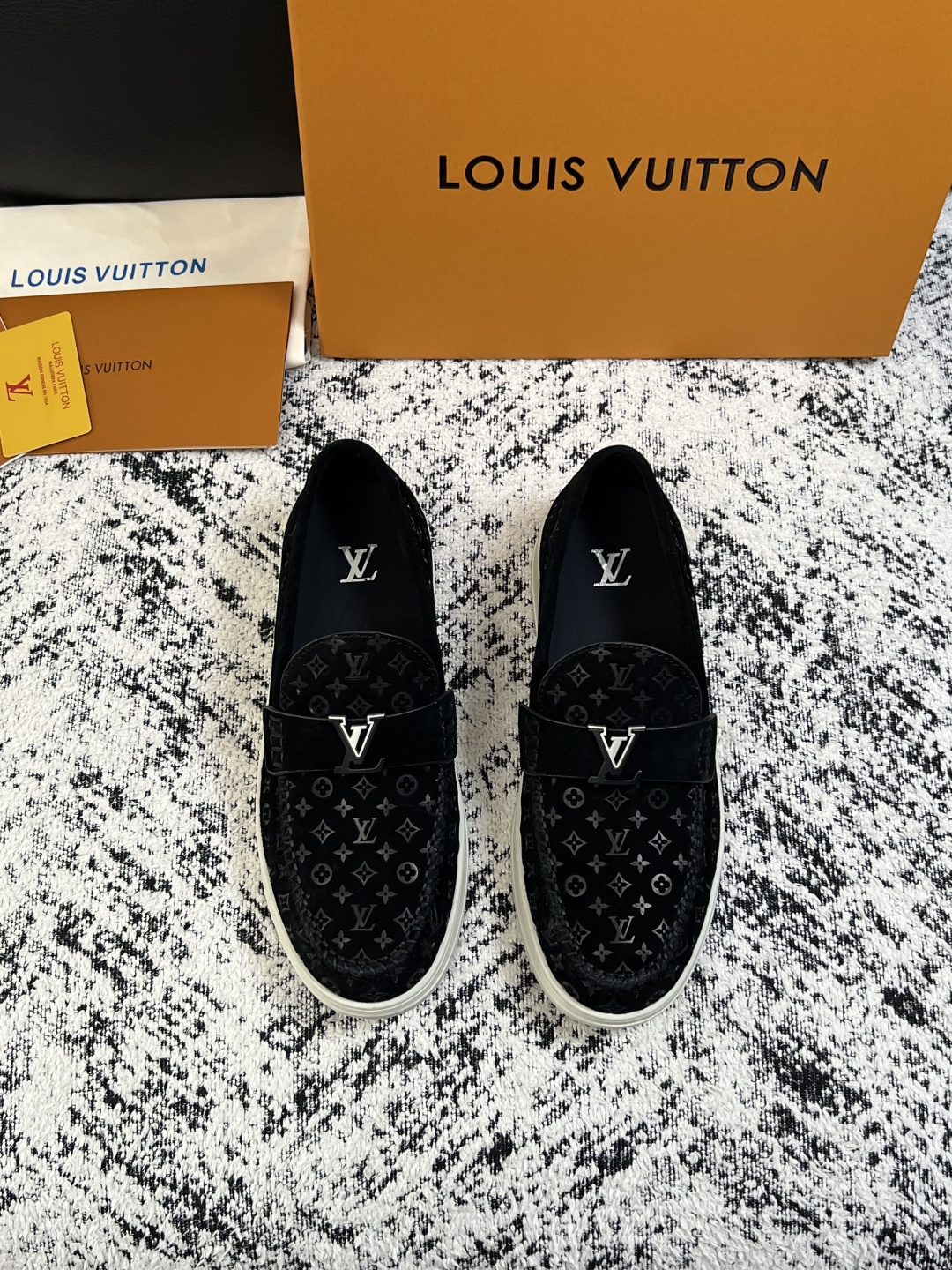 Lv  高品质  顶级工艺品  路易威登，运动板鞋专柜同步，鞋面意大利进口，高品质拼接缤纷色彩复杂工艺品，进口牛皮里垫柔
