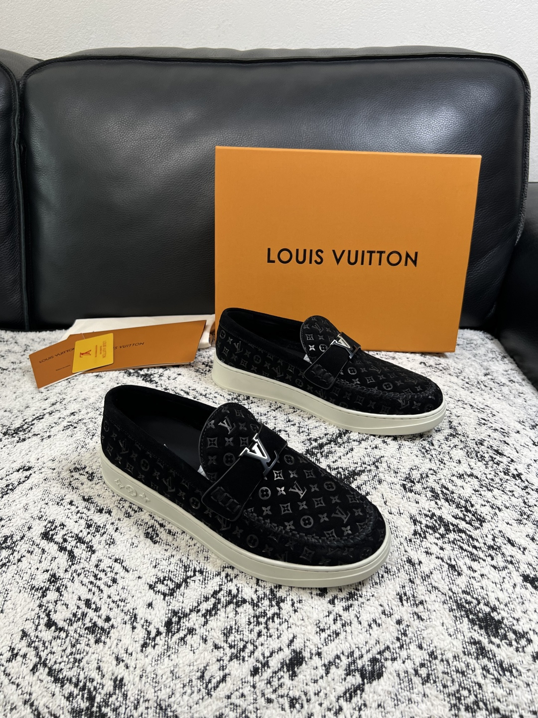 Lv  高品质  顶级工艺品  路易威登，运动板鞋专柜同步，鞋面意大利进口，高品质拼接缤纷色彩复杂工艺品，进口牛皮里垫柔