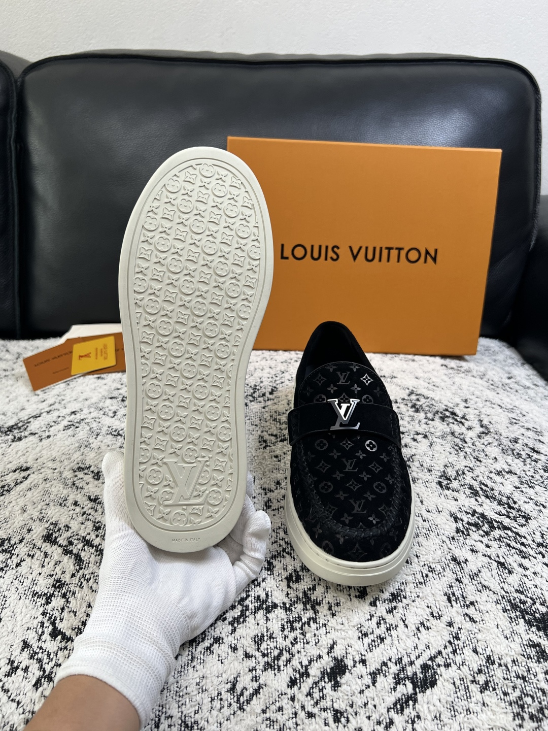 Lv  高品质  顶级工艺品  路易威登，运动板鞋专柜同步，鞋面意大利进口，高品质拼接缤纷色彩复杂工艺品，进口牛皮里垫柔