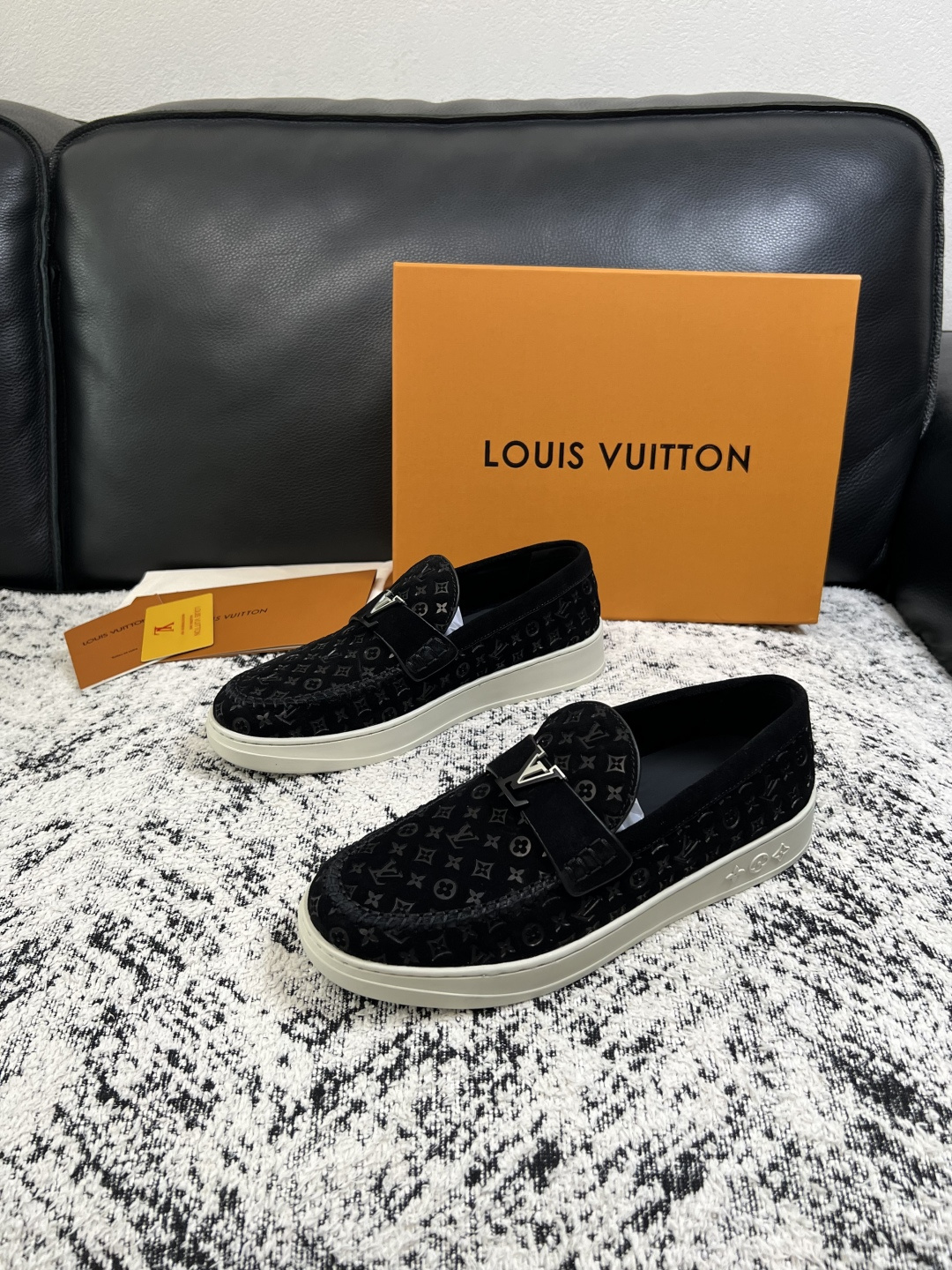 Lv  高品质  顶级工艺品  路易威登，运动板鞋专柜同步，鞋面意大利进口，高品质拼接缤纷色彩复杂工艺品，进口牛皮里垫柔