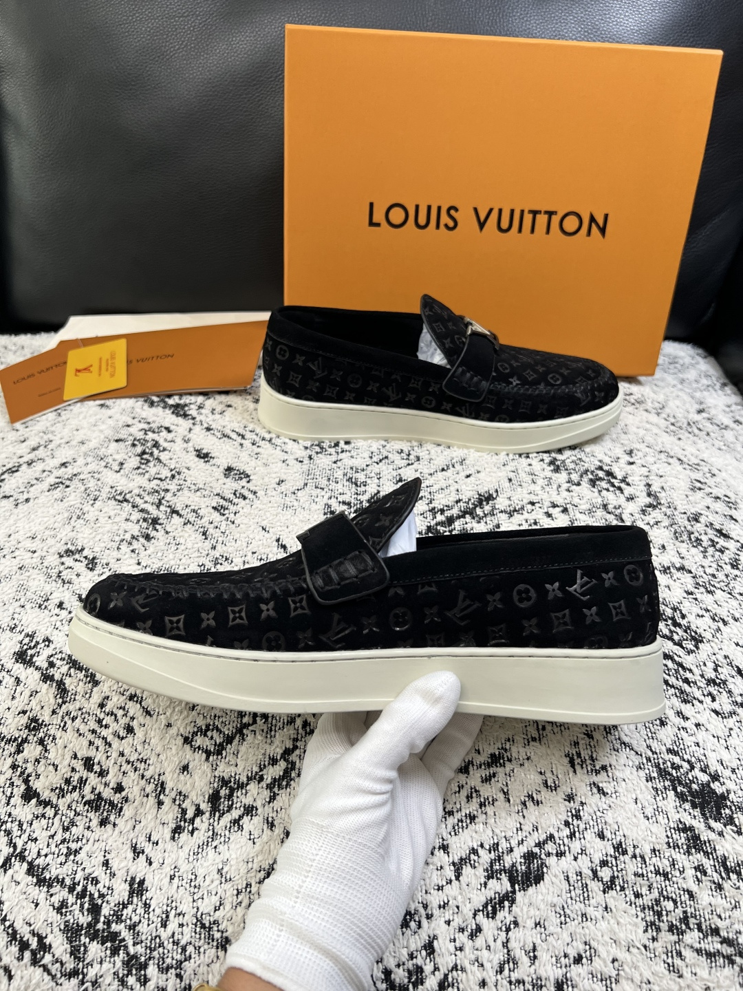 Lv  高品质  顶级工艺品  路易威登，运动板鞋专柜同步，鞋面意大利进口，高品质拼接缤纷色彩复杂工艺品，进口牛皮里垫柔