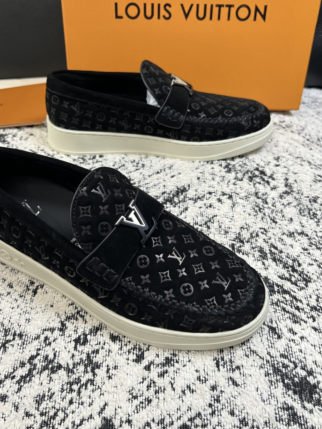 Lv  高品质  顶级工艺品  路易威登，运动板鞋专柜同步，鞋面意大利进口，高品质拼接缤纷色彩复杂工艺品，进口牛皮里垫柔