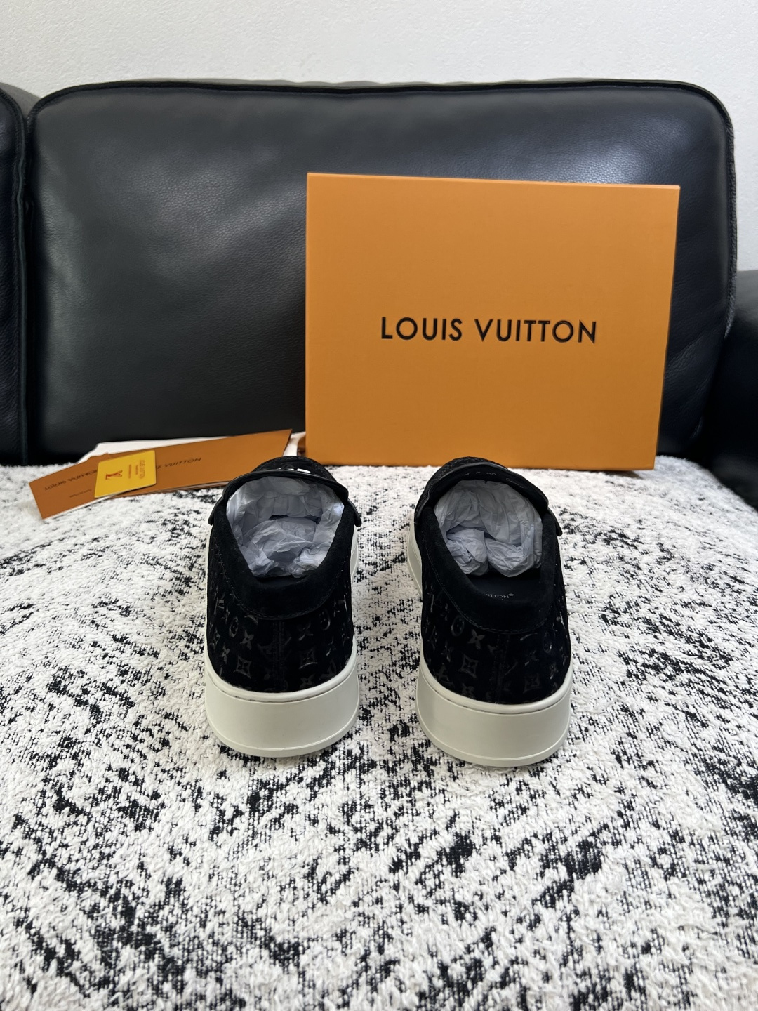 Lv  高品质  顶级工艺品  路易威登，运动板鞋专柜同步，鞋面意大利进口，高品质拼接缤纷色彩复杂工艺品，进口牛皮里垫柔