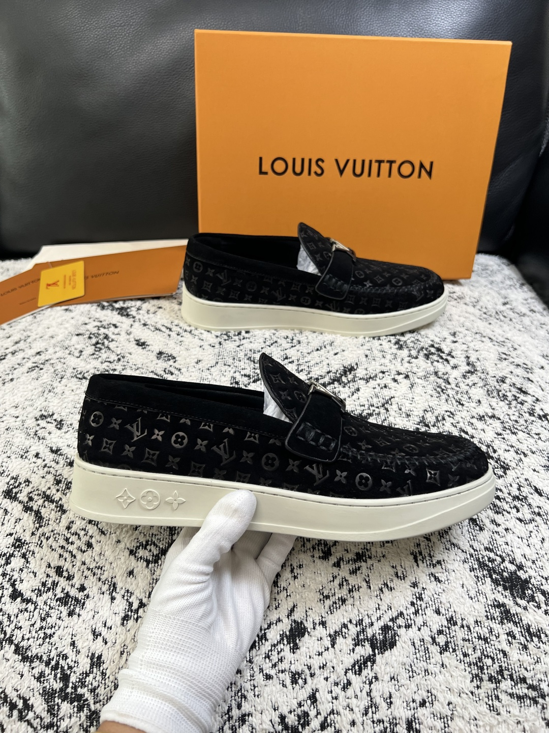 Lv  高品质  顶级工艺品  路易威登，运动板鞋专柜同步，鞋面意大利进口，高品质拼接缤纷色彩复杂工艺品，进口牛皮里垫柔