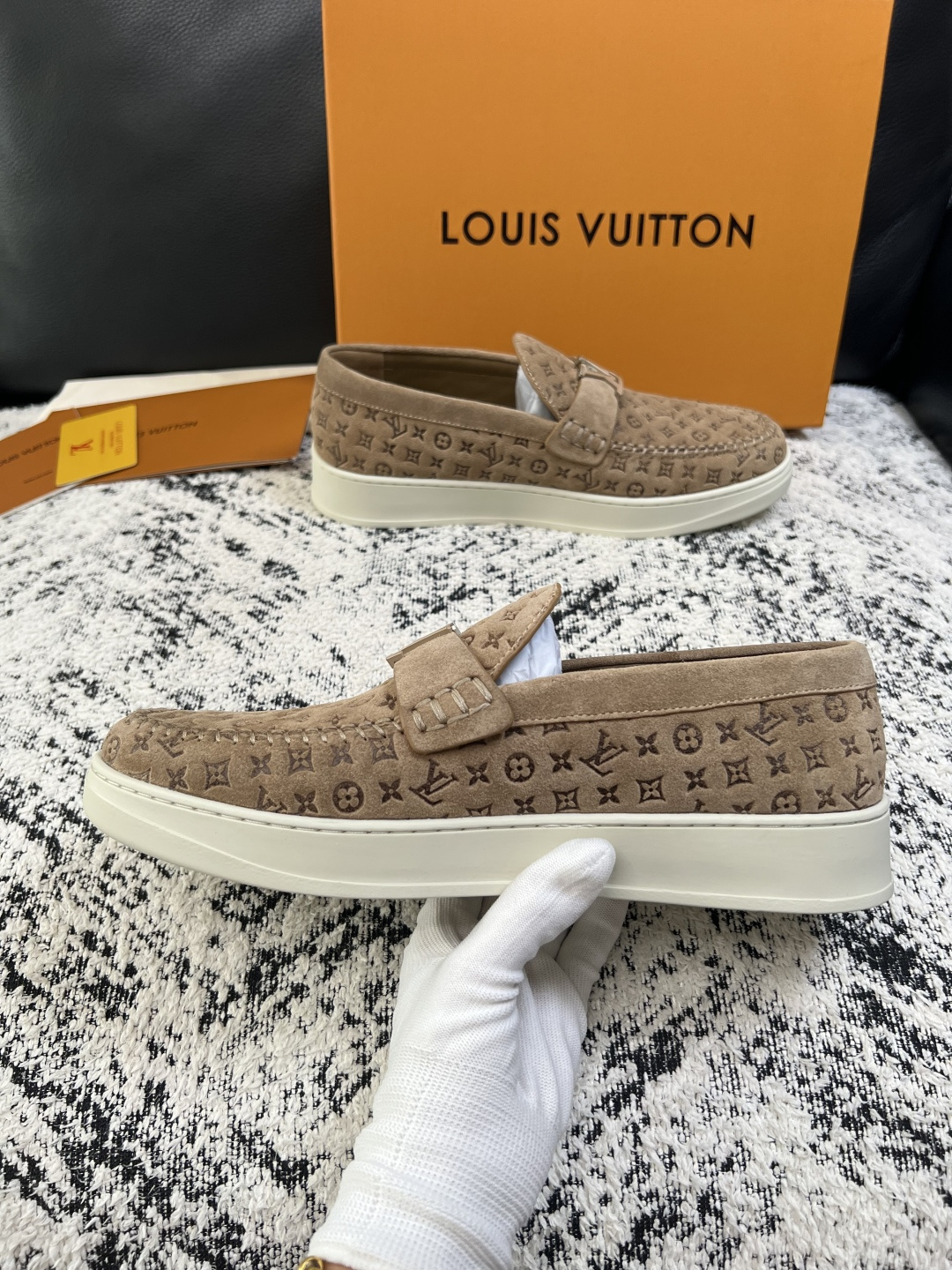 Lv  高品质  顶级工艺品  路易威登，运动板鞋专柜同步，鞋面意大利进口，高品质拼接缤纷色彩复杂工艺品，进口牛皮里垫柔