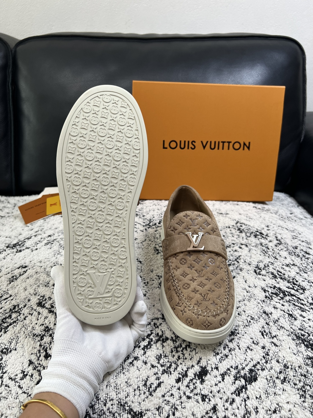 Lv  高品质  顶级工艺品  路易威登，运动板鞋专柜同步，鞋面意大利进口，高品质拼接缤纷色彩复杂工艺品，进口牛皮里垫柔