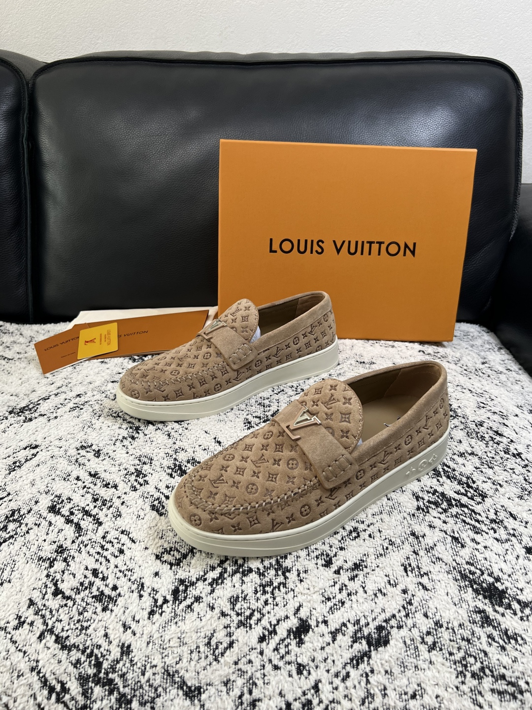 Lv  高品质  顶级工艺品  路易威登，运动板鞋专柜同步，鞋面意大利进口，高品质拼接缤纷色彩复杂工艺品，进口牛皮里垫柔