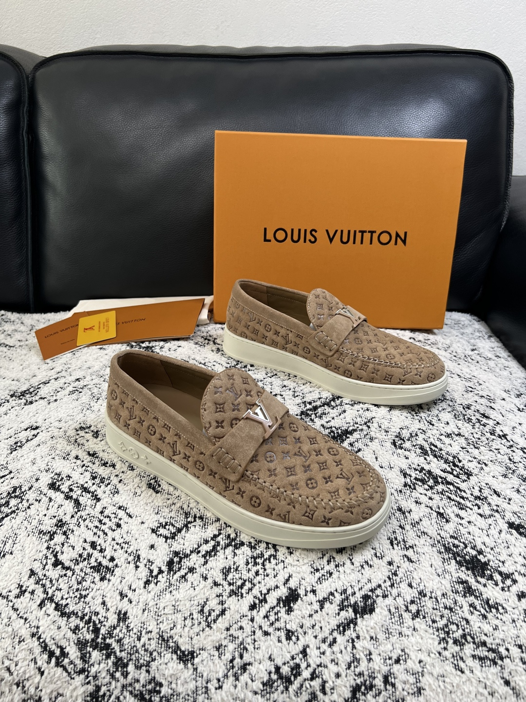 Lv  高品质  顶级工艺品  路易威登，运动板鞋专柜同步，鞋面意大利进口，高品质拼接缤纷色彩复杂工艺品，进口牛皮里垫柔