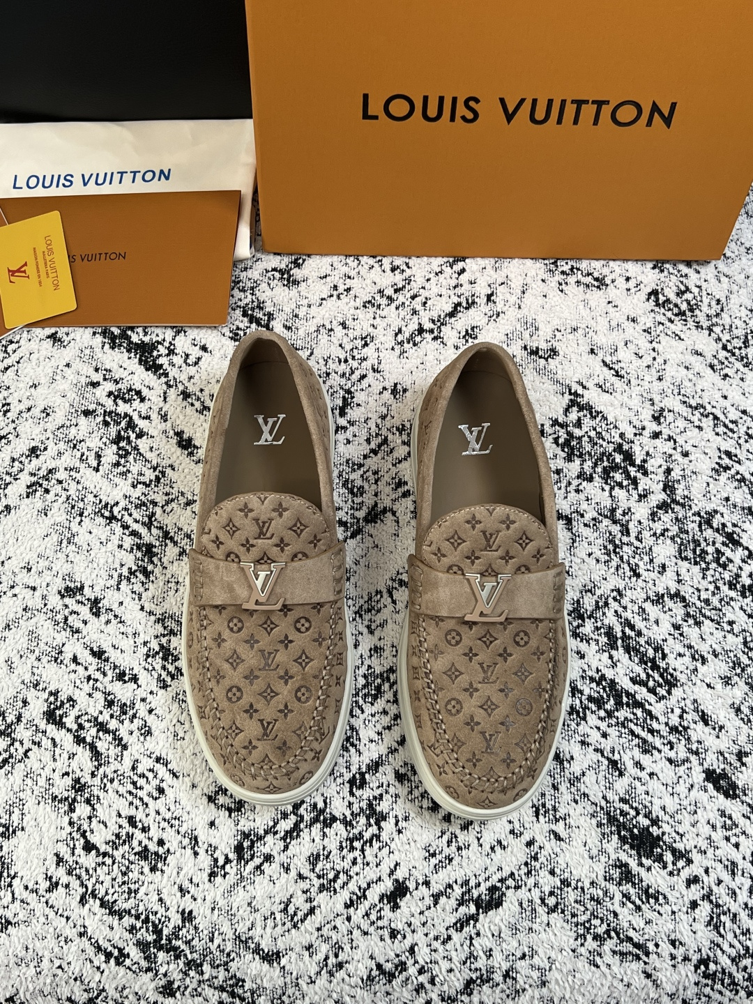 Lv  高品质  顶级工艺品  路易威登，运动板鞋专柜同步，鞋面意大利进口，高品质拼接缤纷色彩复杂工艺品，进口牛皮里垫柔