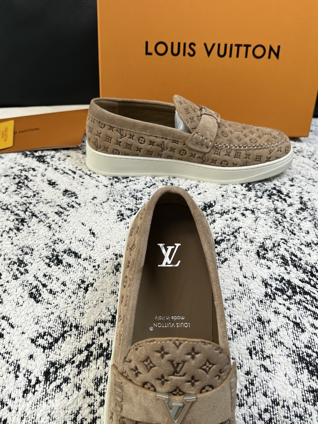 Lv  高品质  顶级工艺品  路易威登，运动板鞋专柜同步，鞋面意大利进口，高品质拼接缤纷色彩复杂工艺品，进口牛皮里垫柔