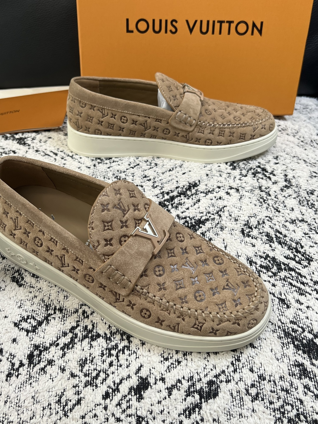 Lv  高品质  顶级工艺品  路易威登，运动板鞋专柜同步，鞋面意大利进口，高品质拼接缤纷色彩复杂工艺品，进口牛皮里垫柔