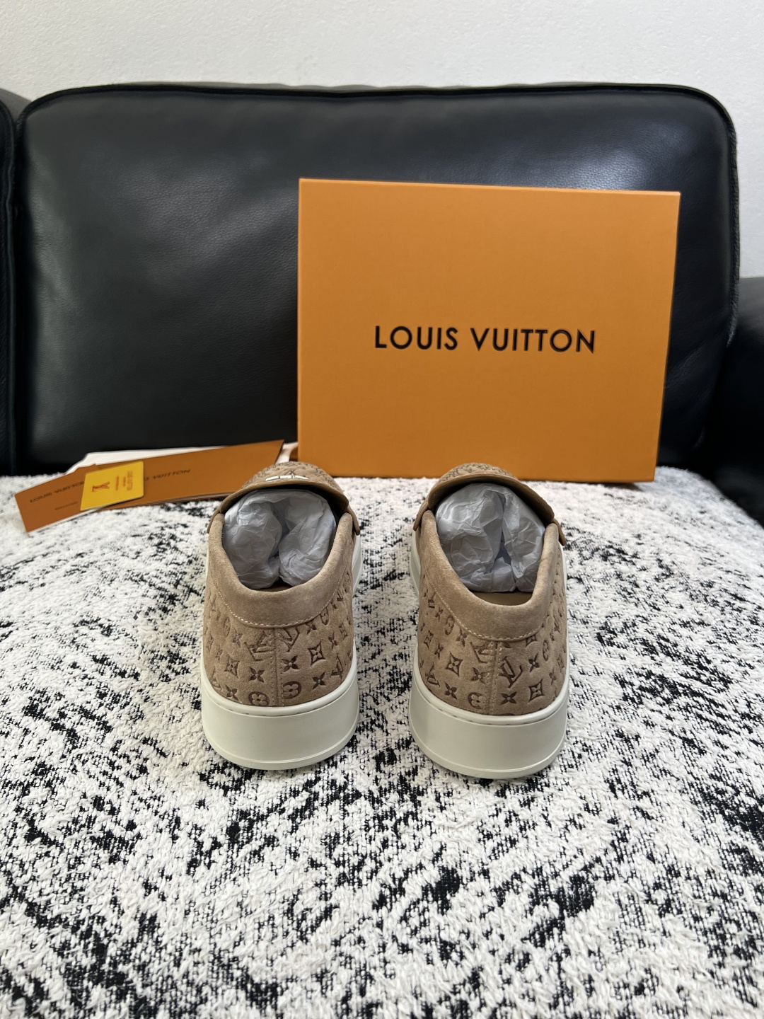 Lv  高品质  顶级工艺品  路易威登，运动板鞋专柜同步，鞋面意大利进口，高品质拼接缤纷色彩复杂工艺品，进口牛皮里垫柔