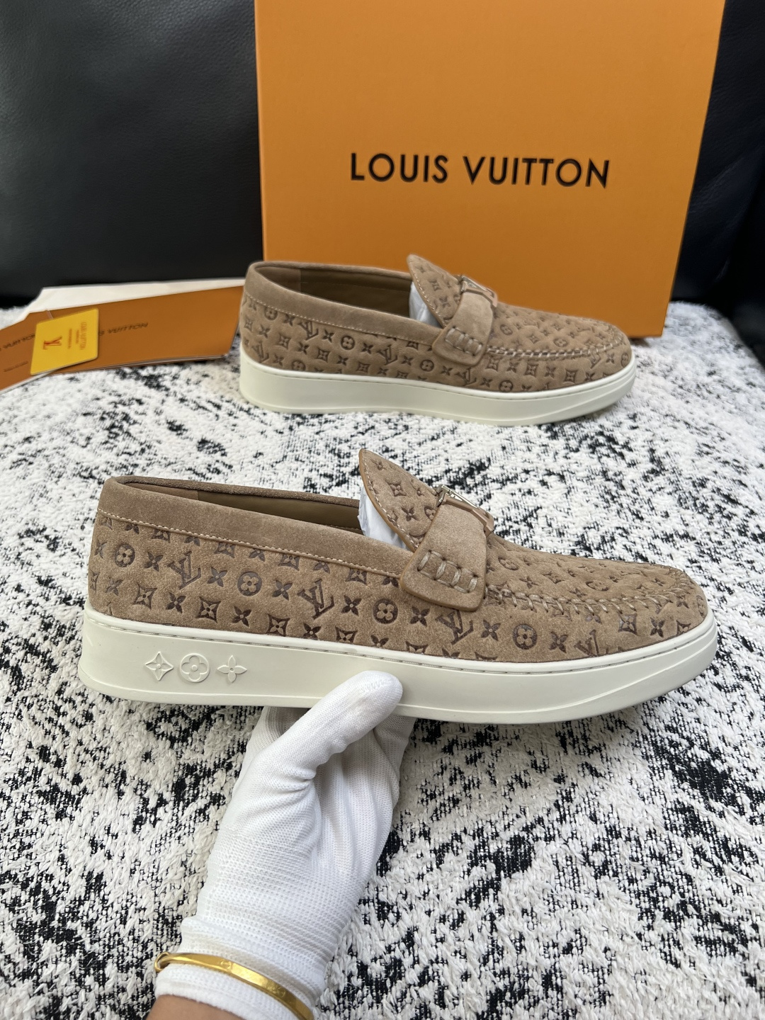 Lv  高品质  顶级工艺品  路易威登，运动板鞋专柜同步，鞋面意大利进口，高品质拼接缤纷色彩复杂工艺品，进口牛皮里垫柔