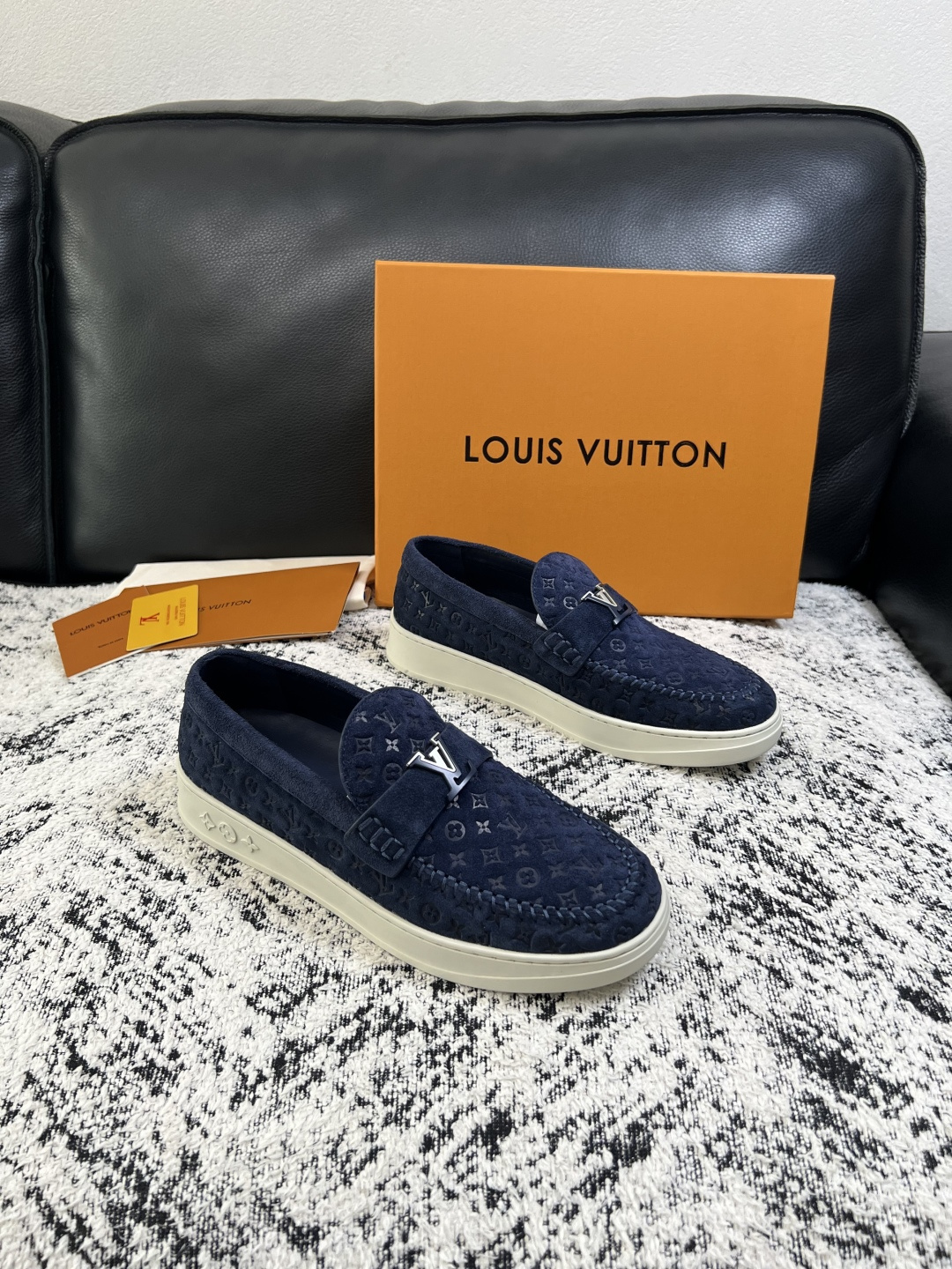 Lv  高品质  顶级工艺品  路易威登，运动板鞋专柜同步，鞋面意大利进口，高品质拼接缤纷色彩复杂工艺品，进口牛皮里垫柔