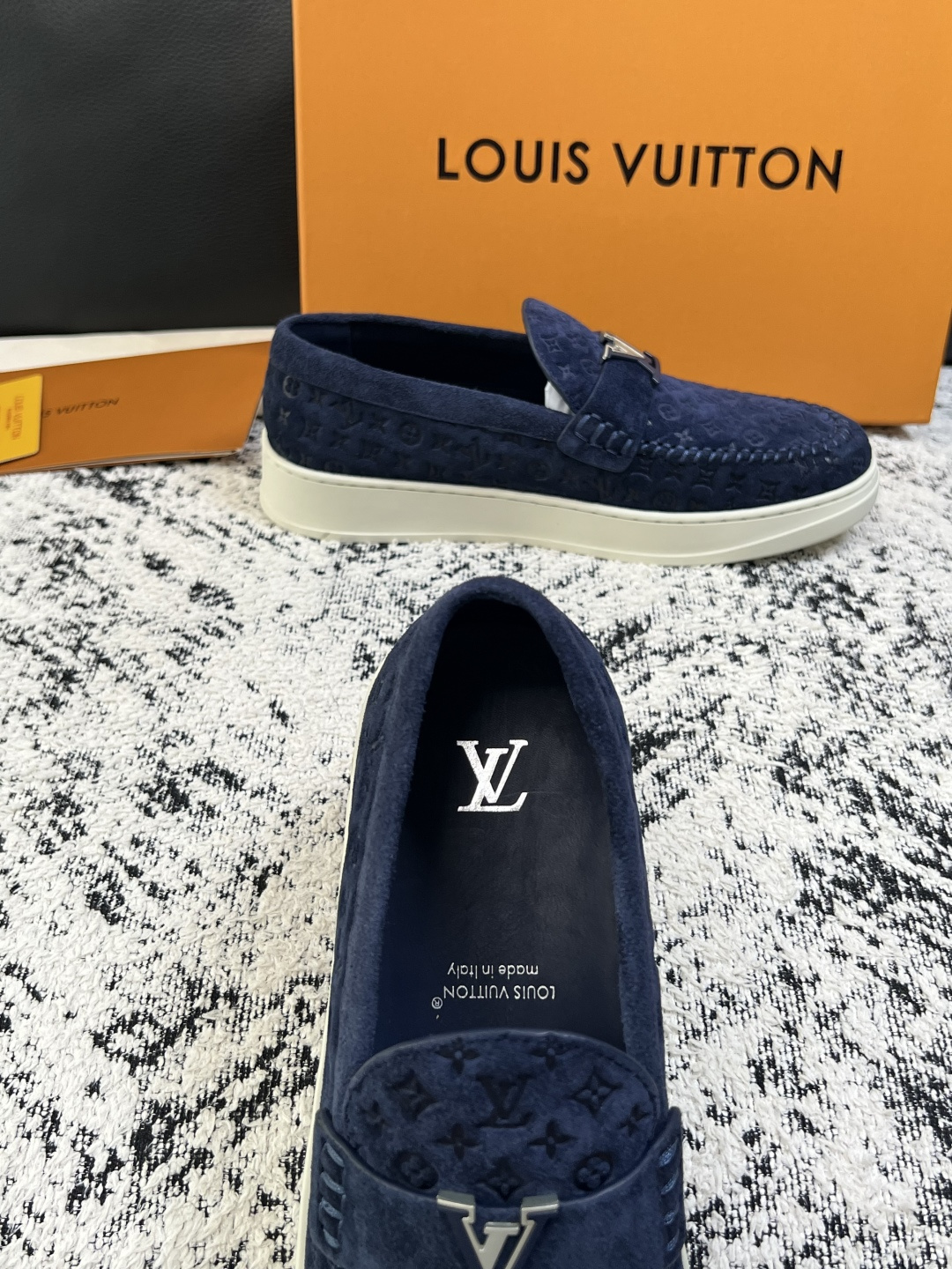 Lv  高品质  顶级工艺品  路易威登，运动板鞋专柜同步，鞋面意大利进口，高品质拼接缤纷色彩复杂工艺品，进口牛皮里垫柔